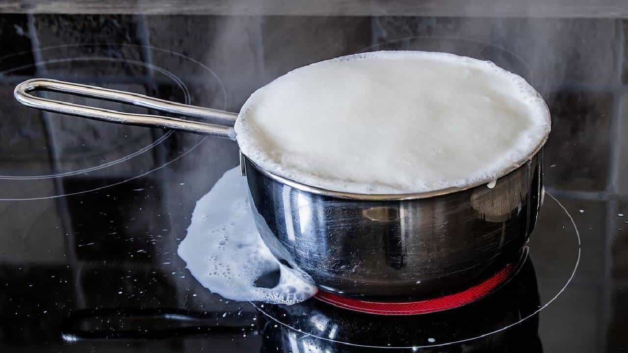 ಗ್ಯಾಸ್‌ನಲ್ಲಿಟ್ಟ ಹಾಲು ಉಕ್ಕಿ ಚೆಲ್ಲಬಾರದೆಂದರೆ ಈ ಸಿಂಪಲ್‌ ಸಲಹೆ ಪಾಲಿಸಿದರೆ ಸಾಕು