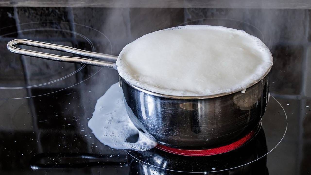 ಗ್ಯಾಸ್ನಲ್ಲಿಟ್ಟ ಹಾಲು ಉಕ್ಕಿ ಚೆಲ್ಲಬಾರದೆಂದರೆ ಈ ಸಿಂಪಲ್ ಸಲಹೆ ಪಾಲಿಸಿದರೆ ಸಾಕು ಗ್ಯಾಸ್ನಲ್ಲಿಟ್ಟ ಹಾಲು ಉಕ್ಕಿ ಚೆಲ್ಲಬಾರದೆಂದರೆ ಈ ಸಿಂಪಲ್ ಸಲಹೆ ಪಾಲಿಸಿದರೆ ಸಾಕು