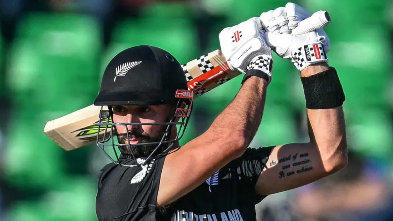 ಭಾರತದ ವಿರುದ್ಧ ತಮ್ಮ ಅತ್ಯುತ್ತಮ ಫಾರ್ಮ್ ಅನ್ನು ಮುಂದುವರೆಸಿರುವ ಮಿಚೆಲ್ ಸತತ ಎರಡನೇ ಶತಕ ಸಿಡಿಸಿ ಮಿಂಚಿದ್ದಾರೆ. ವಾಸ್ತವವಾಗಿ  ಈ ಪಂದ್ಯದಲ್ಲಿ ನ್ಯೂಜಿಲೆಂಡ್‌ ಕಳಪೆಯಾಗಿ ಆರಂಭ ಪಡೆಯಿತು. ಕೇವಲ 58 ರನ್‌ಗಳಿಗೆ ಮೂರು ವಿಕೆಟ್‌ಗಳನ್ನು ಕಳೆದುಕೊಂಡಿತು. ಆದಾಗ್ಯೂ, ಡ್ಯಾರಿಲ್ ಮಿಚೆಲ್ ಮತ್ತೊಮ್ಮೆ ಇನ್ನಿಂಗ್ಸ್ ಅನ್ನು ಸ್ಥಿರಗೊಳಿಸಿ 56 ಎಸೆತಗಳಲ್ಲಿ ಅರ್ಧಶತಕ ಪೂರೈಸಿದರು. ಇದರೊಂದಿಗೆ ವಿಶೇಷ ಪಟ್ಟಿಯಲ್ಲಿಯೂ ಸ್ಥಾನ ಪಡೆದರು.