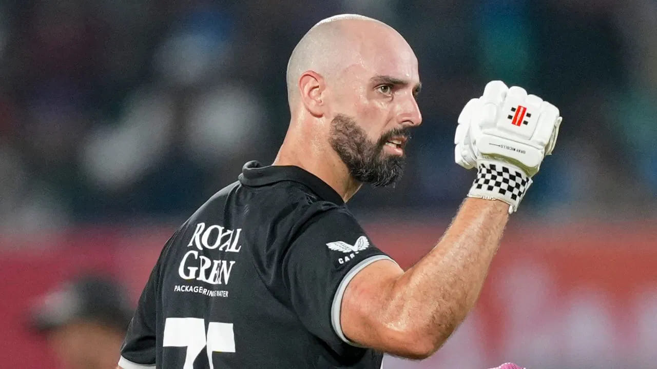 ಡ್ಯಾರಿಲ್ ಮಿಚೆಲ್ ಭಾರತದ ವಿರುದ್ಧ ಶತಕ ಗಳಿಸಿದಾಗಲೆಲ್ಲಾ 130 ಅಥವಾ ಅದಕ್ಕಿಂತ ಹೆಚ್ಚು ರನ್ ಗಳಿಸಿದ್ದಾರೆ ಎಂಬುದು ಗಮನಾರ್ಹ. ಅವರ ಕೊನೆಯ ಮೂರು ಸ್ಕೋರ್‌ಗಳು 130, 134 ಮತ್ತು ಅಜೇಯ 131 ಆಗಿದೆ. ಈ ಮೂಲಕ ಭಾರತದ ವಿರುದ್ಧ ಏಕದಿನ ಪಂದ್ಯಗಳಲ್ಲಿ ನಾಲ್ಕು ಬಾರಿ 130 ಅಥವಾ ಅದಕ್ಕಿಂತ ಹೆಚ್ಚು ರನ್ ಗಳಿಸಿದ ವಿಶ್ವದ ಮೊದಲ ಬ್ಯಾಟ್ಸ್‌ಮನ್ ಎನಿಸಿಕೊಂಡಿದ್ದಾರೆ. 
