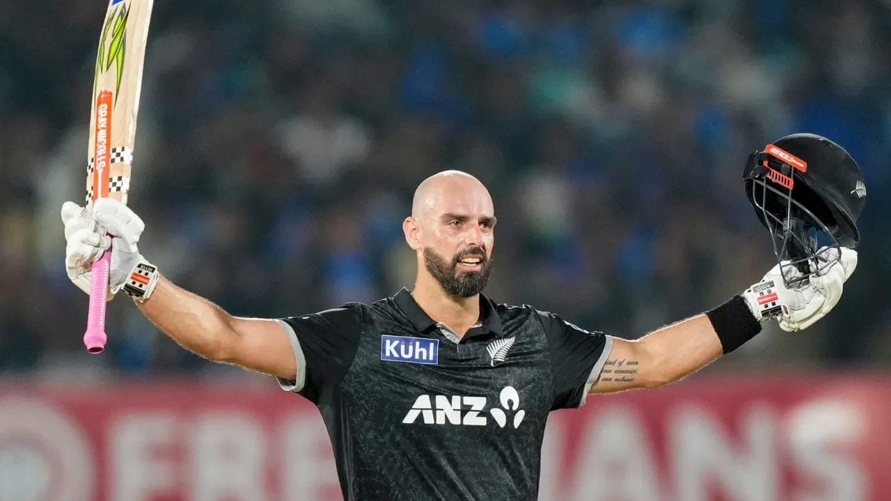 ಭಾರತ-ನ್ಯೂಜಿಲೆಂಡ್ ಏಕದಿನ ಸರಣಿಯಲ್ಲಿ ಕಿವೀಸ್ ಪರ ಸ್ಥಿರ ಪ್ರದರ್ಶನ ನೀಡಿದ ಆಟಗಾರನೆಂದರೆ ಅದು ಅನುಭವಿ ಡ್ಯಾರಿಲ್ ಮಿಚೆಲ್. ಈ ಸರಣಿಯಲ್ಲಿ ಆಡಿದ ಮೂರು ಪಂದ್ಯಗಳಲ್ಲೂ ಅವರು 1 ಅರ್ಧಶತಕ ಹಾಗೂ 2 ಶತಗಳನ್ನು ಬಾರಿಸಿದ್ದಾರೆ. ಮೂರನೇ ಪಂದ್ಯದಲ್ಲೂ ಅವರಿಂದ ಶತಕದ ಇನ್ನಿಂಗ್ಸ್ ಮೂಡಿಬಂತು.