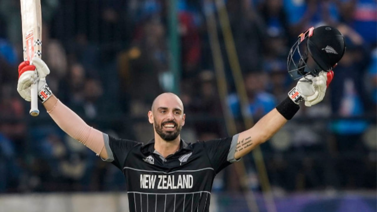 ಕಿಂಗ್ ಕೊಹ್ಲಿಯನ್ನು ಅಗ್ರಸ್ಥಾನದಿಂದ ಕೆಳಗಿಳಿಸಿರುವ ನ್ಯೂಜಿಲೆಂಡ್ ಬ್ಯಾಟ್ಸ್‌ಮನ್ ಡ್ಯಾರಿಲ್ ಮಿಚೆಲ್ ನಂಬರ್ 1 ಸ್ಥಾನಕ್ಕೇರಿದ್ದಾರೆ. ವಾಸ್ತವವಾಗಿ ಟೀಂ ಇಂಡಿಯಾ ಈ ಏಕದಿನ ಸರಣಿ ಸೋಲಿಗೆ ಪ್ರಮುಖ ಕಾರಣವಾಗಿದ್ದೆ ಮಿಚೆಲ್. ಈ ಸರಣಿಯಲ್ಲಿ ಸತತ ಮಿಚೆಲ್ 2 ಶತಕ ಸೇರಿದಂತೆ ಒಟ್ಟು 352 ರನ್ ಬಾರಿಸಿದ್ದರು. ಅದರ ಪರಿಣಾಮವಾಗಿ ಮಿಚೆಲ್​ಗೆ ಅಗ್ರಸ್ಥಾನ ಒಲಿದಿದೆ.