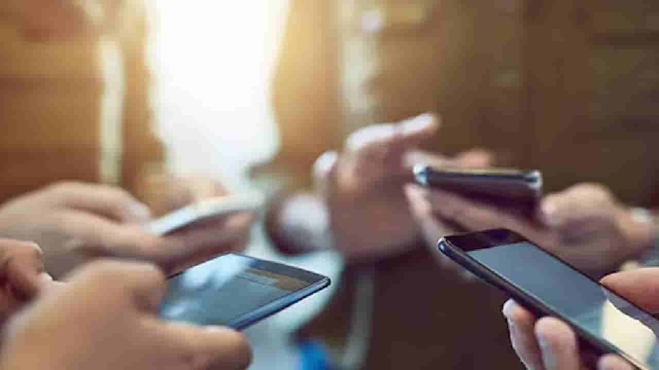 ಆಟವಾಡಲು ಮಕ್ಕಳ ಕೈಗೆ ಮೊಬೈಲ್ ಕೊಟ್ಟು, ಕೆರೆಗೆ ಹಾರಿದ ಮಹಿಳೆ