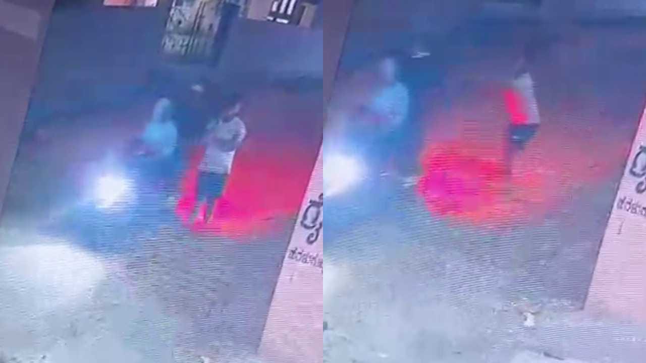 ಬೈಕ್ನಲ್ಲಿ ಬಂದು ಕ್ಷಣಾರ್ಧದಲ್ಲಿ ಮೊಬೈಲ್ ಕಿತ್ತು ಪರಾರಿ! ದೃಶ್ಯ ಸಿಸಿ ಕ್ಯಾಮೆರಾದಲ್ಲಿ ಸೆರೆ ಬೈಕ್ನಲ್ಲಿ ಬಂದು ಕ್ಷಣಾರ್ಧದಲ್ಲಿ ಮೊಬೈಲ್ ಕಿತ್ತು ಪರಾರಿ! ದೃಶ್ಯ ಸಿಸಿ ಕ್ಯಾಮೆರಾದಲ್ಲಿ ಸೆರೆ