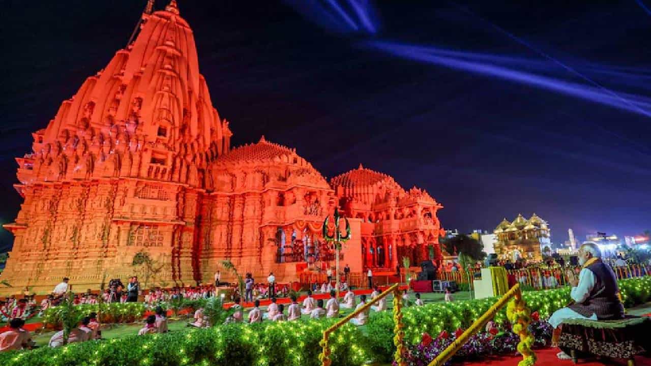 ಸೋಮನಾಥ ದೇವಾಲಯದ ಇತಿಹಾಸವು ಹೋರಾಟ ಮತ್ತು ವಿಜಯೋತ್ಸವದ ಅದ್ಭುತ ಕಥೆಯಾಗಿದೆ. ಮೊಹಮ್ಮದ್ ಘಜ್ನಿ 1026 ರಲ್ಲಿ ದೇವಾಲಯದ ಮೇಲೆ ಮೊದಲ ಪ್ರಮುಖ ದಾಳಿಯನ್ನು ನಡೆಸಿದ್ದ. ಆ ದಾಳಿ ನಡೆದು ಸಾವಿರ ವರ್ಷಗಳು ಕಳೆದಿವೆ. ಭಾರತ ತನ್ನ ಪರಂಪರೆಯನ್ನು ಎಂದಿಗೂ ಮರೆಯುವುದಿಲ್ಲ. ಸೋಮನಾಥವು ನಮ್ಮ ಅಚಲ ನಂಬಿಕೆಯ ಕೇಂದ್ರವಾಗಿದೆ ಎಂದು ಪ್ರಧಾನಿ ಹೇಳಿದ್ದಾರೆ. ವಿದೇಶಿ ಆಕ್ರಮಣಕಾರರು ಇದನ್ನು ಹಲವಾರು ಬಾರಿ ನಾಶಮಾಡಲು ಪ್ರಯತ್ನಿಸಿದ್ದರು, ಆದರೆ ಪ್ರತಿ ಬಾರಿಯೂ ದೇವಾಲಯವು ಇನ್ನೂ ಹೆಚ್ಚಿನ ಭವ್ಯತೆಯಿಂದ ಎದ್ದು ನಿಂತಿತ್ತು. ಸ್ವಾತಂತ್ರ್ಯದ ನಂತರ, ಸರ್ದಾರ್ ವಲ್ಲಭಭಾಯಿ ಪಟೇಲ್ ಅದನ್ನು ಪುನರ್ನಿರ್ಮಿಸಲು ಪ್ರತಿಜ್ಞೆ ಮಾಡಿದ್ದರು. 1951 ರಲ್ಲಿ, ದೇಶದ ಮೊದಲ ರಾಷ್ಟ್ರಪತಿ ಡಾ. ರಾಜೇಂದ್ರ ಪ್ರಸಾದ್ ಇದನ್ನು ಸಾರ್ವಜನಿಕರಿಗೆ ಅರ್ಪಿಸಿದರು. 2026 ಈ ಐತಿಹಾಸಿಕ ಪುನಃಸ್ಥಾಪನೆಯ 75 ನೇ ವಾರ್ಷಿಕೋತ್ಸವವನ್ನು ಸೂಚಿಸುತ್ತದೆ.