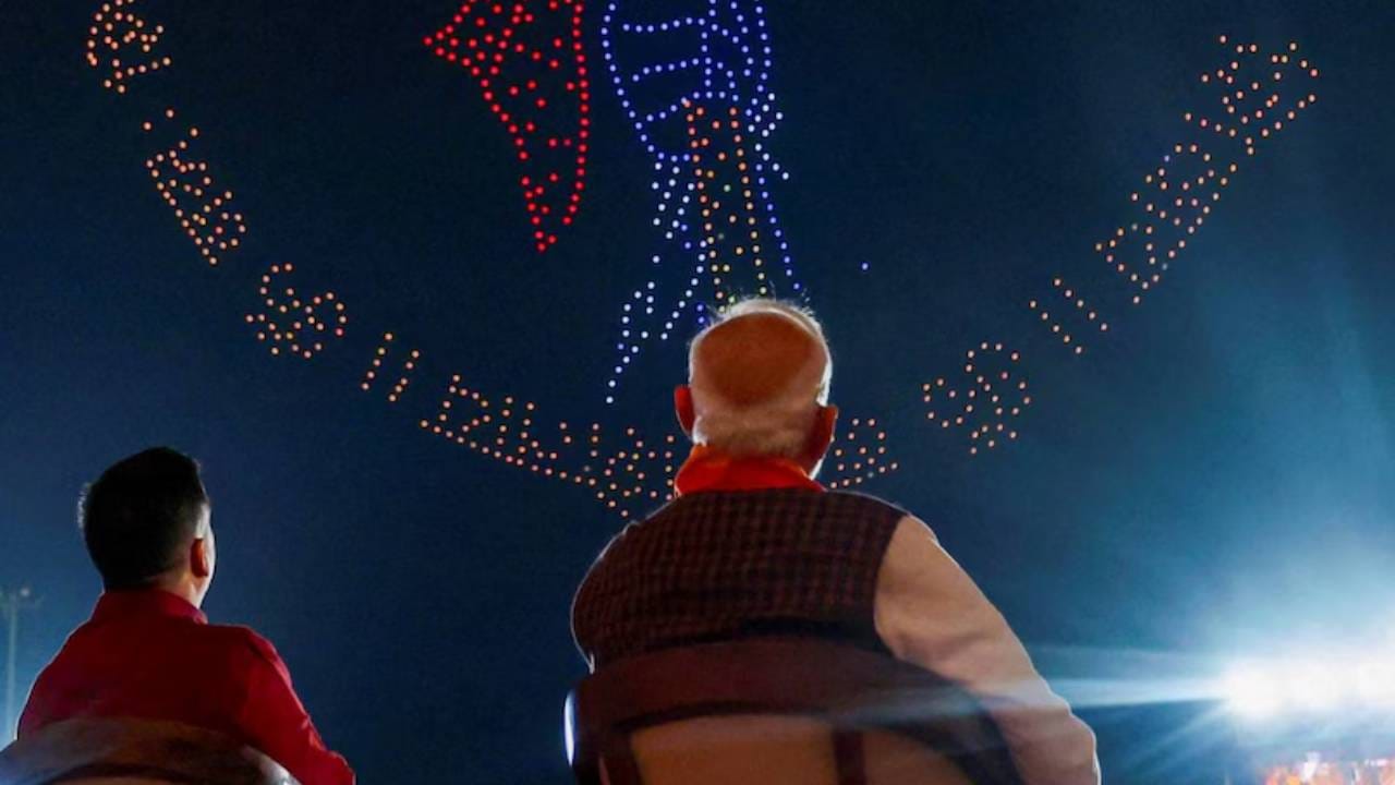 ಅರಬ್ಬಿ ಸಮುದ್ರದ ತೀರದಲ್ಲಿ ರಾತ್ರಿಯ ಕತ್ತಲೆಯಲ್ಲಿ ಒಂದು ಅದ್ಭುತ ದೃಶ್ಯ ತೆರೆದುಕೊಂಡಿತು. ಸುಮಾರು 3,000 ಡ್ರೋನ್‌ಗಳು ಒಟ್ಟಾಗಿ ಆಕಾಶದಲ್ಲಿ ಸೋಮನಾಥದ ಇತಿಹಾಸವನ್ನು ಸೃಷ್ಟಿಸಿದವು. ತಮ್ಮ ಬೆಳಕನ್ನು ಬಳಸಿಕೊಂಡು, ಈ ಡ್ರೋನ್‌ಗಳು ದೇವಾಲಯದ ದಾಳಿ ಮತ್ತು ಪುನರ್ನಿರ್ಮಾಣದ ಚಿತ್ರಗಳನ್ನು ಸೆರೆಹಿಡಿದವು. ಗಾಳಿಯಲ್ಲಿ ತೇಲುತ್ತಿರುವ ಈ ಕಲಾಕೃತಿಗಳನ್ನು ನೋಡಿ ಎಲ್ಲರೂ ಆಶ್ಚರ್ಯಚಕಿತರಾದರು.
