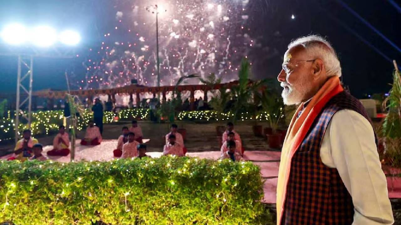 ಓಂಕಾರ ನಮ್ಮ ವೇದಗಳು ಮತ್ತು ಉಪನಿಷತ್ತುಗಳ ಸಾರ ಎಂದು ಪ್ರಧಾನಿ ಮೋದಿ ಸಾಮಾಜಿಕ ಮಾಧ್ಯಮದಲ್ಲಿ ಬರೆದಿದ್ದಾರೆ. ಅದು ಧ್ಯಾನದ ಮೂಲ ಮತ್ತು ಯೋಗದ ಶ್ರೇಷ್ಠ ಅಡಿಪಾಯ. ಇದನ್ನು ಶಬ್ದ ಬ್ರಹ್ಮದ ಅಭಿವ್ಯಕ್ತಿ ಎಂದು ಬಣ್ಣಿಸುವ ಮೂಲಕ ಅವರು ತಮ್ಮ ಸಂತೋಷವನ್ನು ವ್ಯಕ್ತಪಡಿಸಿದರು. ದೇವಾಲಯದ ಟ್ರಸ್ಟಿ ಮತ್ತು ಗುಜರಾತ್ ಮುಖ್ಯಮಂತ್ರಿ ಭೂಪೇಂದ್ರ ಪಟೇಲ್ ಕೂಡ ಉಪಸ್ಥಿತರಿದ್ದರು.
