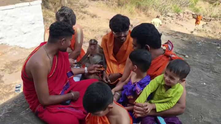 ಆಂಜನೇಯನ ದೇವಸ್ಥಾನದಲ್ಲಿ ಭಕ್ತರಿಗೆ ವಿಶೇಷ ದರ್ಶನ ಕೊಟ್ಟ ವಾನರ! ಆಂಜನೇಯನ ದೇವಸ್ಥಾನದಲ್ಲಿ ಭಕ್ತರಿಗೆ ವಿಶೇಷ ದರ್ಶನ ಕೊಟ್ಟ ವಾನರ!