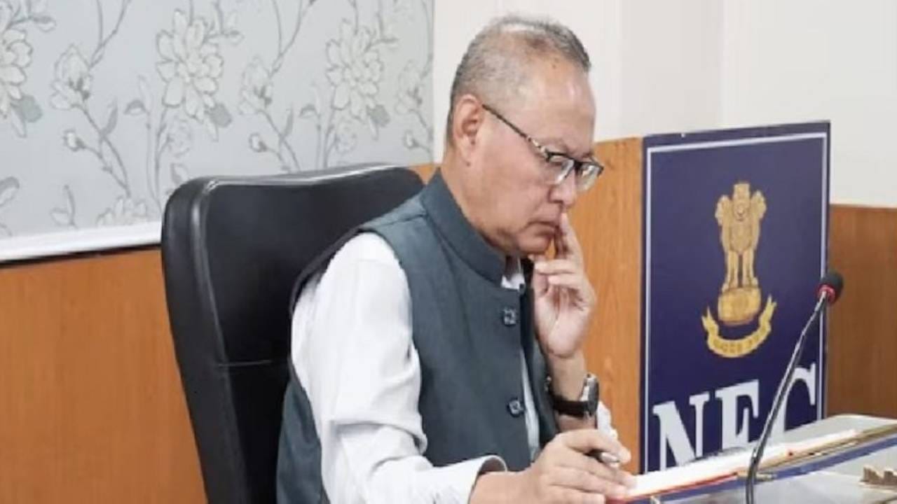 ಕೆ ಮೋಸಸ್ ಚಲಾಯ್, ಸರ್ಕಾರಿ ಉದ್ದಿಮೆಗಳ ಇಲಾಖೆಯ ಕಾರ್ಯದರ್ಶಿ: ಆಯ್ದ ಸರ್ಕಾರಿ ಉದ್ದಿಮೆಗಳ ಬಂಡವಾಳ ವೆಚ್ಚ ಎಷ್ಟಿರುತ್ತೆ ಎಂಬುದನ್ನು ಇವರು ಗಮನಿಸುತ್ತಾರೆ. ಬಜೆಟ್ನಲ್ಲಿ ನೀಡಲಾಗಿರುವ ಹಣ ಸರಿಯಾಗಿ ವಿನಿಯೋಗ ಆಗುತ್ತಿದೆ ಎಂಬುದನ್ನು ಖಾತ್ರಿಪಡಿಸುತ್ತಾರೆ.