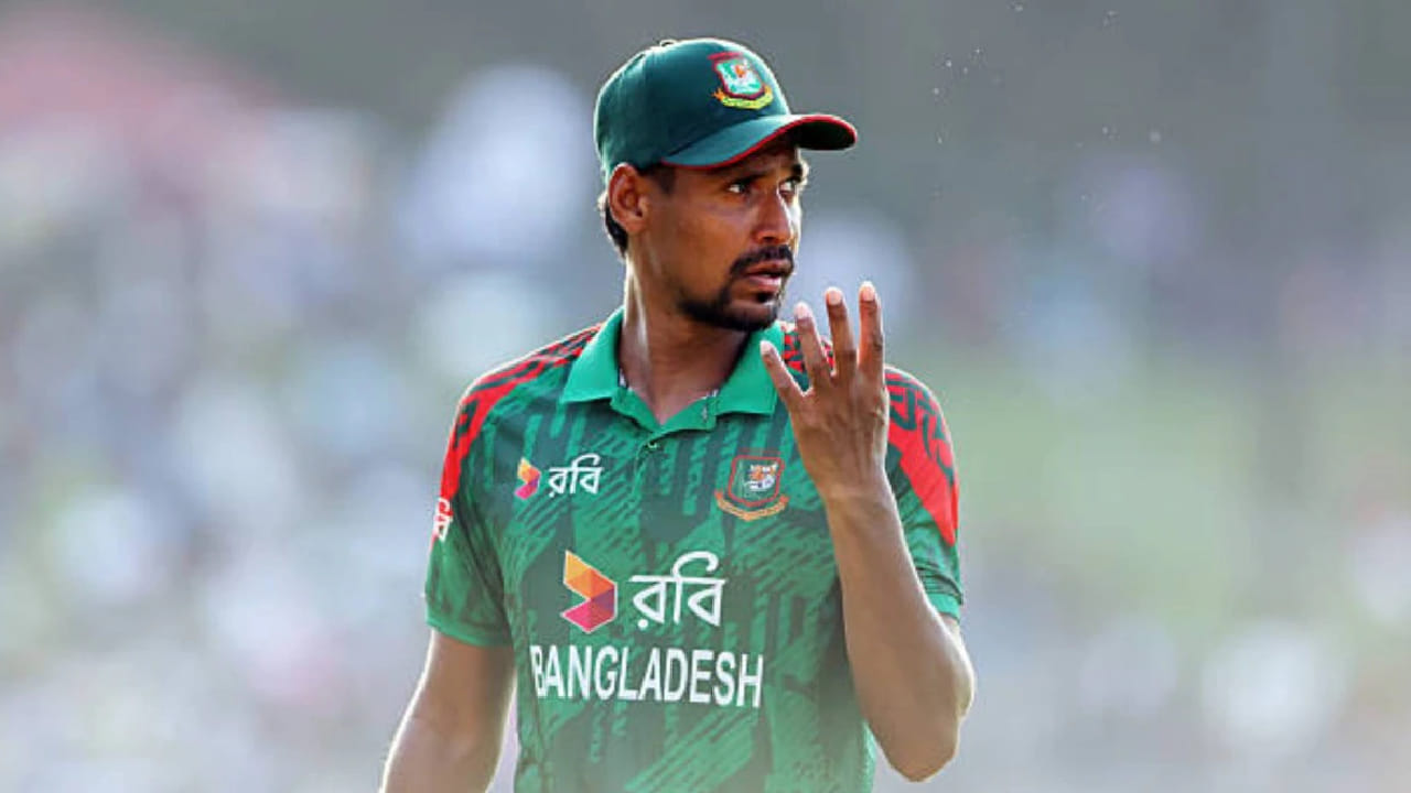 ಪಾಕಿಸ್ತಾನ್ ಸೂಪರ್ ಲೀಗ್​ನ ಮುಂದಿನ ಸೀಸನ್​ಗಾಗಿ ಆಟಗಾರರ ಆಯ್ಕೆ ಪ್ರಕ್ರಿಯೆಯು ಜನವರಿ 8 ರಂದು ನಡೆಯಲಿದೆ. ಅದಕ್ಕೂ ಮುನ್ನ ಪಿಎಸ್​ಎಲ್​ನ ಕೆಲ ಫ್ರಾಂಚೈಸಿಗಳು ಮುಸ್ತಫಿಝುರ್ ರೆಹಮಾನ್ ಅವರನ್ನು ಸಂಪರ್ಕಿಸಿ ಹೆಸರು ನೋಂದಾಯಿಸಿಕೊಳ್ಳುವಂತೆ ಕೇಳಿಕೊಂಡಿದ್ದಾರೆ ಎಂದು ವರದಿಯಾಗಿದೆ. ಅದರಂತೆ ಇದೀಗ ಬಾಂಗ್ಲಾದೇಶ್ ವೇಗಿ ಪಾಕಿಸ್ತಾನ್ ಸೂಪರ್ ಲೀಗ್​ನಲ್ಲಿ ಕಣಕ್ಕಿಳಿಯಲು ಸಜ್ಜಾಗಿದ್ದಾರೆ.