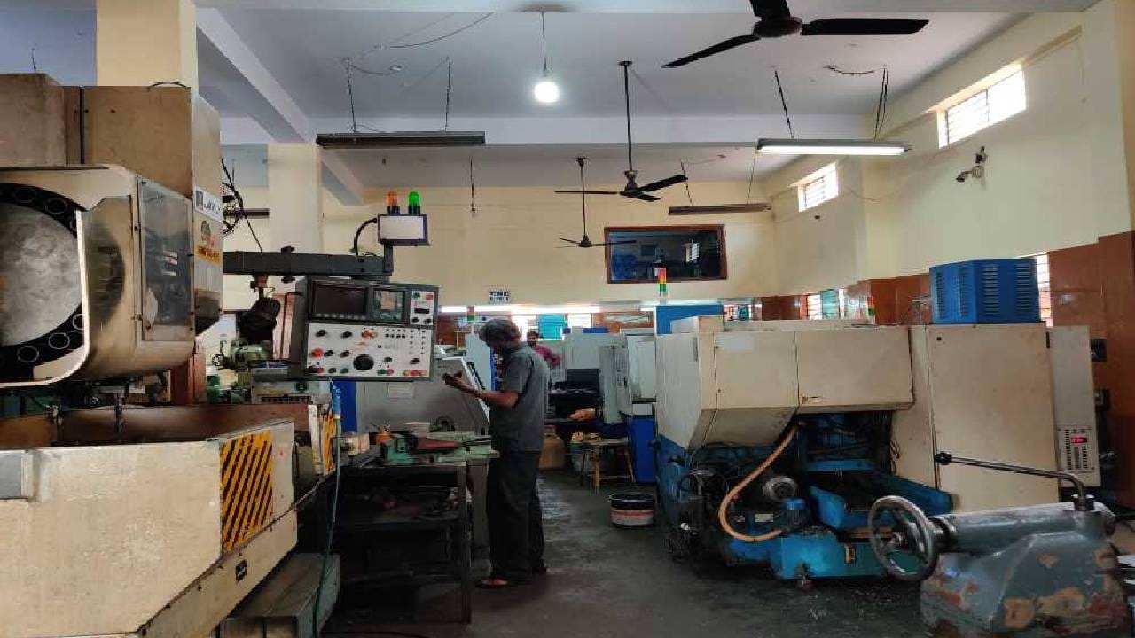 ಎಂಎಸ್ಎಂಇಗಳು: ಮಧ್ಯಮ ಮತ್ತು ಸಣ್ಣ ಉದ್ದಿಮೆಗಳು ಬಲಗೊಂಡಷ್ಟೂ ಆರ್ಥಿಕ ವಿಕಾಸ ಹೆಚ್ಚಾಗುತ್ತದೆ, ಜನರ ತಲಾದಾಯವೂ ಹೆಚ್ಚುತ್ತದೆ. ಸಣ್ಣ ಉದ್ದಿಮೆಗಳಿಗೆ ಸುಲಭ ಸಾಲ, ಉದ್ಯಮ ಸ್ನೇಹಿ ವಾತಾವರಣ ಇತ್ಯಾದಿ ಸೌಕರ್ಯಗಳನ್ನು ಹೆಚ್ಚಿಸಬೇಕು ಎನ್ನುವುದು ಈ ಕ್ಷೇತ್ರದ ಒತ್ತಾಯ.