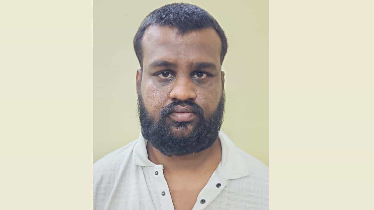 ತನ್ನ ತಂದೆ-ತಾಯಿ, ಸಹೋದರಿಯನ್ನು ಕೊಂದ ಯುವಕ: ಮಿಸ್ಸಿಂಗ್ ಕೇಸ್ ಕೊಡಲು ಹೋಗಿ ಸತ್ಯ ಕಕ್ಕಿದ ಭೂಪ! ತನ್ನ ತಂದೆ-ತಾಯಿ, ಸಹೋದರಿಯನ್ನು ಕೊಂದ ಯುವಕ: ಮಿಸ್ಸಿಂಗ್ ಕೇಸ್ ಕೊಡಲು ಹೋಗಿ ಸತ್ಯ ಕಕ್ಕಿದ ಭೂಪ!