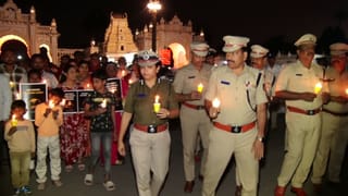 ಮೈಸೂರು: ರಸ್ತೆ ಅಪಘಾತದಲ್ಲಿ ಮೃತಪಟ್ಟವರ ಕುಟುಂಬದಿಂದಲೇ ಶ್ರದ್ಧಾಂಜಲಿ ಸಲ್ಲಿಸಿ ರಸ್ತೆ ಸುರಕ್ಷತೆ ಬಗ್ಗೆ ಜಾಗೃತಿ ಮೂಡಿಸಿದ ಪೊಲೀಸರು