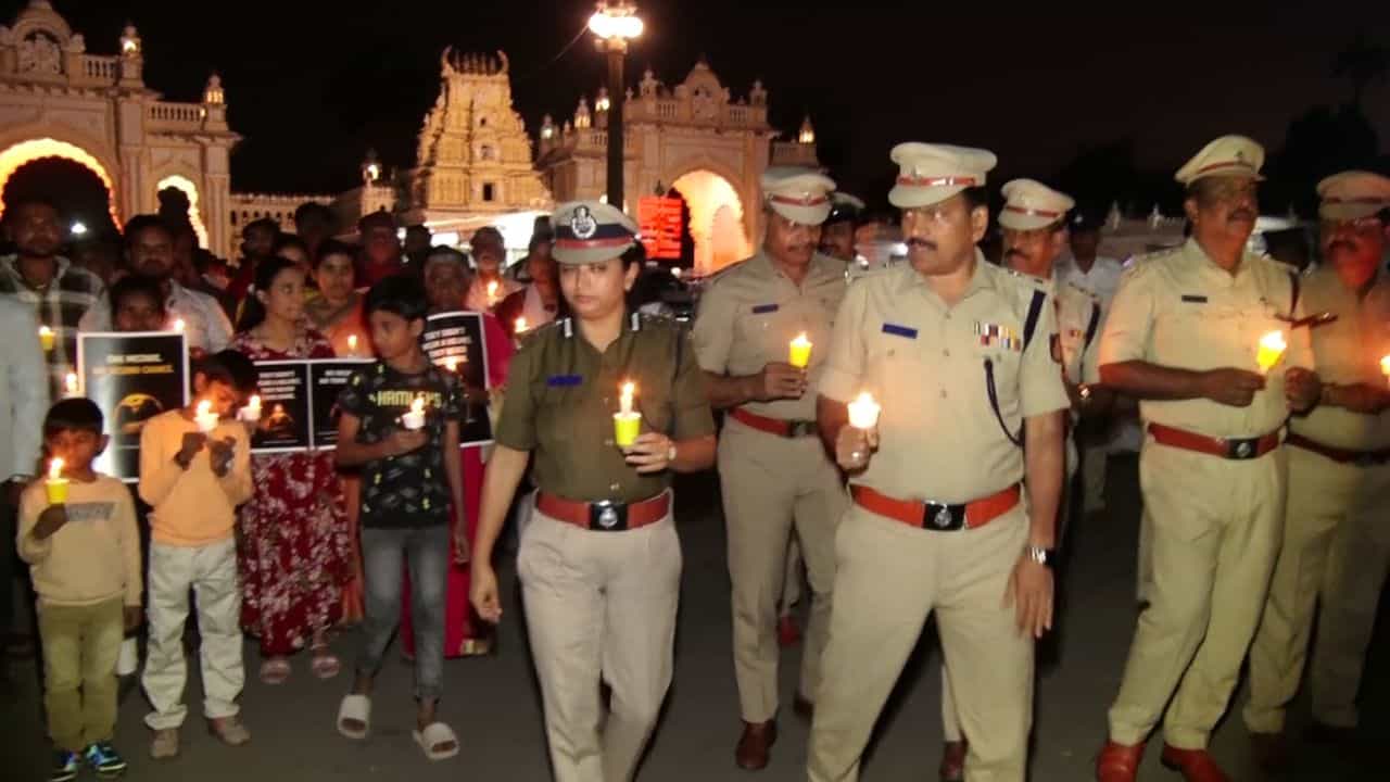 ಮೈಸೂರು: ರಸ್ತೆ ಅಪಘಾತದಲ್ಲಿ ಮೃತಪಟ್ಟವರ ಕುಟುಂಬದಿಂದಲೇ ಶ್ರದ್ಧಾಂಜಲಿ ಸಲ್ಲಿಸಿ ರಸ್ತೆ ಸುರಕ್ಷತೆ ಬಗ್ಗೆ ಜಾಗೃತಿ ಮೂಡಿಸಿದ ಪೊಲೀಸರು ಮೈಸೂರು: ರಸ್ತೆ ಅಪಘಾತದಲ್ಲಿ ಮೃತಪಟ್ಟವರ ಕುಟುಂಬದಿಂದಲೇ ಶ್ರದ್ಧಾಂಜಲಿ ಸಲ್ಲಿಸಿ ರಸ್ತೆ ಸುರಕ್ಷತೆ ಬಗ್ಗೆ ಜಾಗೃತಿ ಮೂಡಿಸಿದ ಪೊಲೀಸರು