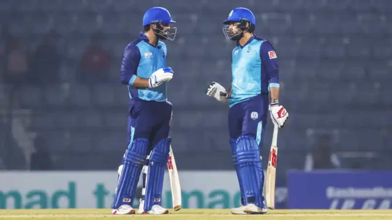ಟಿ20 ಕ್ರಿಕೆಟ್ನಲ್ಲಿ ಅಫ್ಘಾನಿಸ್ತಾನದ ಮೊಹಮ್ಮದ್ ನಬಿ (Mohammad nabi) ಹಾಗೂ ಅವರ ಪುತ್ರ ಹಸನ್ ಐಸಾಖಿಲ್ (Hassan-Eisakhil) ಹೊಸ ಇತಿಹಾಸ ನಿರ್ಮಿಸಿದ್ದಾರೆ. ಅದು ಕೂಡ ಒಂದೇ ಪಂದ್ಯದಲ್ಲಿ ಜೊತೆಯಾಗಿ ಕಣಕ್ಕಿಳಿಯುವ ಮೂಲಕ ಎಂಬುದು ವಿಶೇಷ.