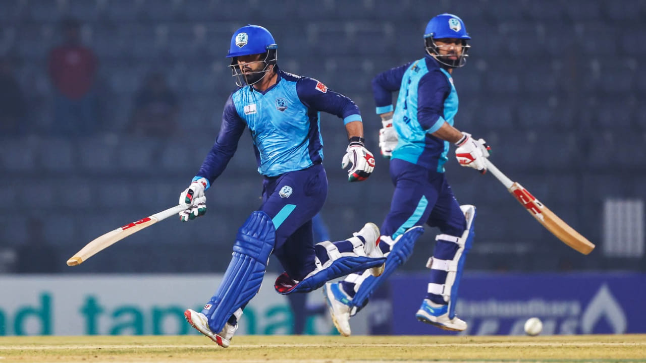 ಈ ಪಂದ್ಯದಲ್ಲಿ ಹಸನ್ ಐಸಾಖಿಲ್ ಆರಂಭಿಕನಾಗಿ ಕಣಕ್ಕಿಳಿದರೆ, ಮೊಹಮ್ಮದ್ ನಬಿ 5ನೇ ಕ್ರಮಾಂಕದಲ್ಲಿ ಬ್ಯಾಟ್ ಬೀಸಿದ್ದರು. ಅಲ್ಲದೆ ಈ ಜೋಡಿಯು 53 ರನ್​ಗಳ ಜೊತೆಯಾಟವಾಡುವ ಮೂಲಕ ಟಿ20 ಇತಿಹಾಸದಲ್ಲೇ ಅರ್ಧಶತಕದ ಪಾಲುದಾರಿಕೆ ನಿಭಾಯಿಸಿದ ವಿಶ್ವದ ಮೊದಲ ತಂದೆ-ಮಗ ಜೋಡಿ ಎಂಬ ಹೆಗ್ಗಳಿಕೆಯನ್ನು ತಮ್ಮದಾಗಿಸಿಕೊಂಡಿದ್ದಾರೆ.