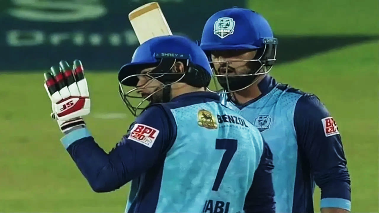 ಇನ್ನು ಟಿ20 ಲೀಗ್​ ಕ್ರಿಕೆಟ್​ನಲ್ಲಿ ಜೊತೆಯಾಗಿ ಕಣಕ್ಕಿಳಿದು ಪಂದ್ಯ ಗೆದ್ದ ತಂದೆ-ಮಗ ಜೋಡಿ ಎಂಬ ವಿಶೇಷ ದಾಖಲೆಯೊಂದು ಕೂಡ ಮೊಹಮ್ಮದ್ ನಬಿ ಹಾಗೂ ಹಸನ್ ಐಸಾಖಿಲ್ ಹೆಸರಿಗೆ ಸೇರ್ಪಡೆಯಾಗಿದೆ. ಈ ಪಂದ್ಯದಲ್ಲಿ ಮೊದಲು ಬ್ಯಾಟ್ ಮಾಡಿದ ನೋಖಾಲಿ ಎಕ್ಸ್‌ಪ್ರೆಸ್ 20 ಓವರ್​ಗಳಲ್ಲಿ 184 ರನ್​ಗಳಿಸಿದರೆ, ಢಾಕಾ ಕ್ಯಾಪಿಟಲ್ಸ್ 18.2 ಓವರ್​ಗಳಲ್ಲಿ 143 ರನ್​ಗಳಿಗೆ ಆಲೌಟ್ ಆಗಿದೆ. ಈ ಮೂಲಕ ನೋಖಾಲಿ ಎಕ್ಸ್​ಪ್ರೆಸ್ ತಂಡವು 41 ರನ್​ಗಳ ಜಯ ಸಾಧಿಸಿದೆ.