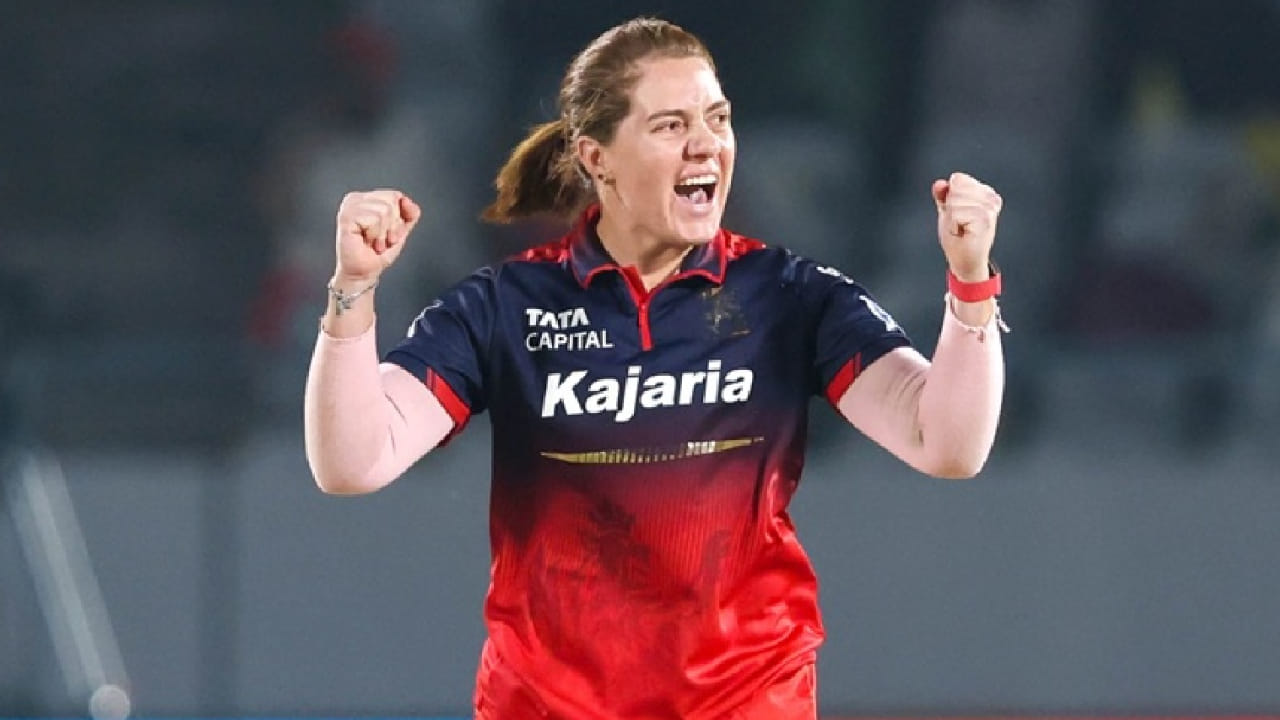 ವುಮೆನ್ಸ್ ಪ್ರೀಮಿಯರ್ ಲೀಗ್ ಇತಿಹಾಸದಲ್ಲೇ ರಾಯಲ್ ಚಾಲೆಂಜರ್ಸ್ ಬೆಂಗಳೂರು ಪರ ಒಂದೇ ಸೀಸನ್ನಲ್ಲಿ ಅತ್ಯಧಿಕ ವಿಕೆಟ್ ಕಬಳಿಸಿದ ದಾಖಲೆ ನಾಡಿನ್ ಡಿ ಕ್ಲರ್ಕ್ (Nadine de Klerk) ಪಾಲಾಗಿದೆ. ಯುಪಿ ವಾರಿಯರ್ಸ್ ವಿರುದ್ಧದ ಪಂದ್ಯದಲ್ಲಿ ಅದ್ಭುತ ಬೌಲಿಂಗ್ ಸಂಘಟಿಸುವ ಮೂಲಕ ನಾಡಿಕ್ ಈ ದಾಖಲೆಯನ್ನು ತಮ್ಮದಾಗಿಸಿಕೊಂಡಿದ್ದಾರೆ.