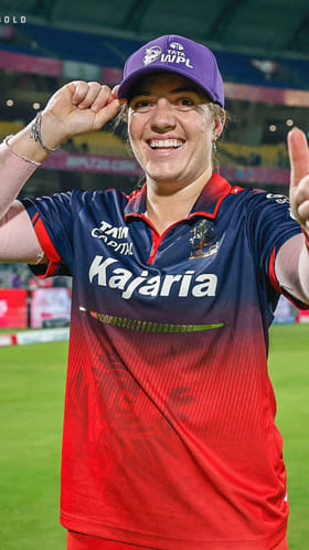 ಪರ್ಪಲ್ ಕ್ಯಾಪ್ ಮುಡಿಗೇರಿಸಿಕೊಂಡ ನಡಿನ್ ಡಿ ಕ್ಲರ್ಕ್