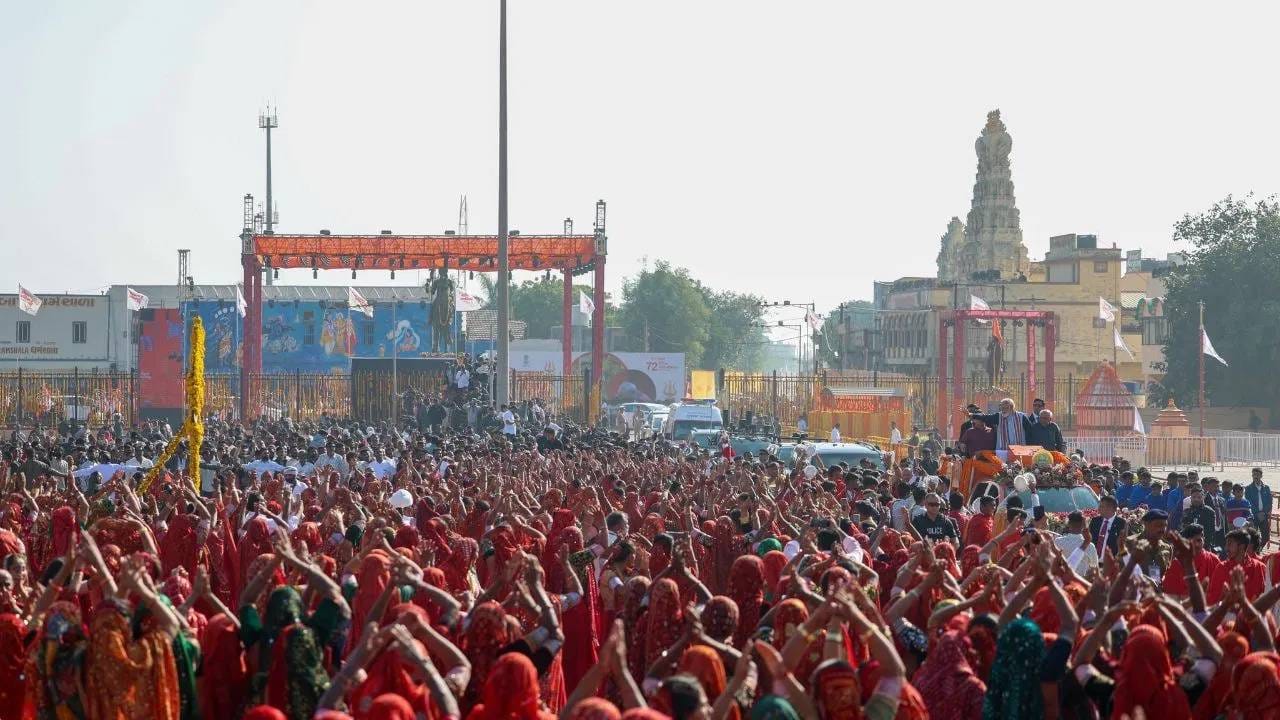 ಗುಜರಾತ್‌ನ ಗಿರ್ ಸೋಮನಾಥ ಜಿಲ್ಲೆಯಲ್ಲಿ, ಸೋಮನಾಥ ದೇವಾಲಯವನ್ನು ರಕ್ಷಿಸಿಕೊಂಡು ಪ್ರಾಣ ತ್ಯಾಗ ಮಾಡಿದವರಿಗೆ ಗೌರವ ಸಲ್ಲಿಸುವ ಮೆರವಣಿಗೆಯಾದ ಶೋಭಾ ಯಾತ್ರೆಯಲ್ಲಿ ಅಸಂಖ್ಯಾತ ಜನರು ಭಾಗವಹಿಸಿದ್ದರು. ಪ್ರಧಾನಿಯನ್ನು ಸ್ವಾಗತಿಸಲು ಮೆರವಣಿಗೆ ಮಾರ್ಗದ ಎರಡೂ ಬದಿಗಳಲ್ಲಿ ಪುರುಷರು, ಮಹಿಳೆಯರು ಮತ್ತು ಭಕ್ತರು ಹೆಚ್ಚಿನ ಸಂಖ್ಯೆಯಲ್ಲಿ ಜಮಾಯಿಸಿದರು. ಸಾವಿರಾರು ಮಹಿಳೆಯರು ಸಾಂಪ್ರದಾಯಿಕ ನೃತ್ಯಗಳೊಂದಿಗೆ ಪ್ರಧಾನಿ ಮೋದಿ ಅವರನ್ನು ಸ್ವಾಗತಿಸಿದರು.