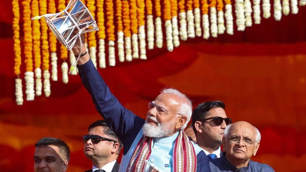 "ಋಷಿ ಕುಮಾರ್ಸ್" ಎಂದೂ ಕರೆಯಲ್ಪಡುವ ಯುವ ಪುರೋಹಿತರ ಗುಂಪು ಪ್ರಧಾನಿ ಮೋದಿಯವರ ವಾಹನದ ಪಕ್ಕದಲ್ಲಿ ಪ್ರಯಾಣಿಸುವಾಗ ಶಿವನ ಸಂಗೀತ ವಾದ್ಯವಾದ "ಡಮರು" ನುಡಿಸಿತು. ಒಂದು ಹಂತದಲ್ಲಿ, ಪ್ರಧಾನಿ ಮೋದಿಯವರು ಸ್ವತಃ ಒಬ್ಬ ಪುರೋಹಿತರಿಂದ ಎರಡು ಡಮರುಗಳನ್ನು ಎರವಲು ಪಡೆದು ತಮ್ಮ ವಾಹನದ ಮೇಲೆ ನಿಂತು ನುಡಿಸಿದರು.