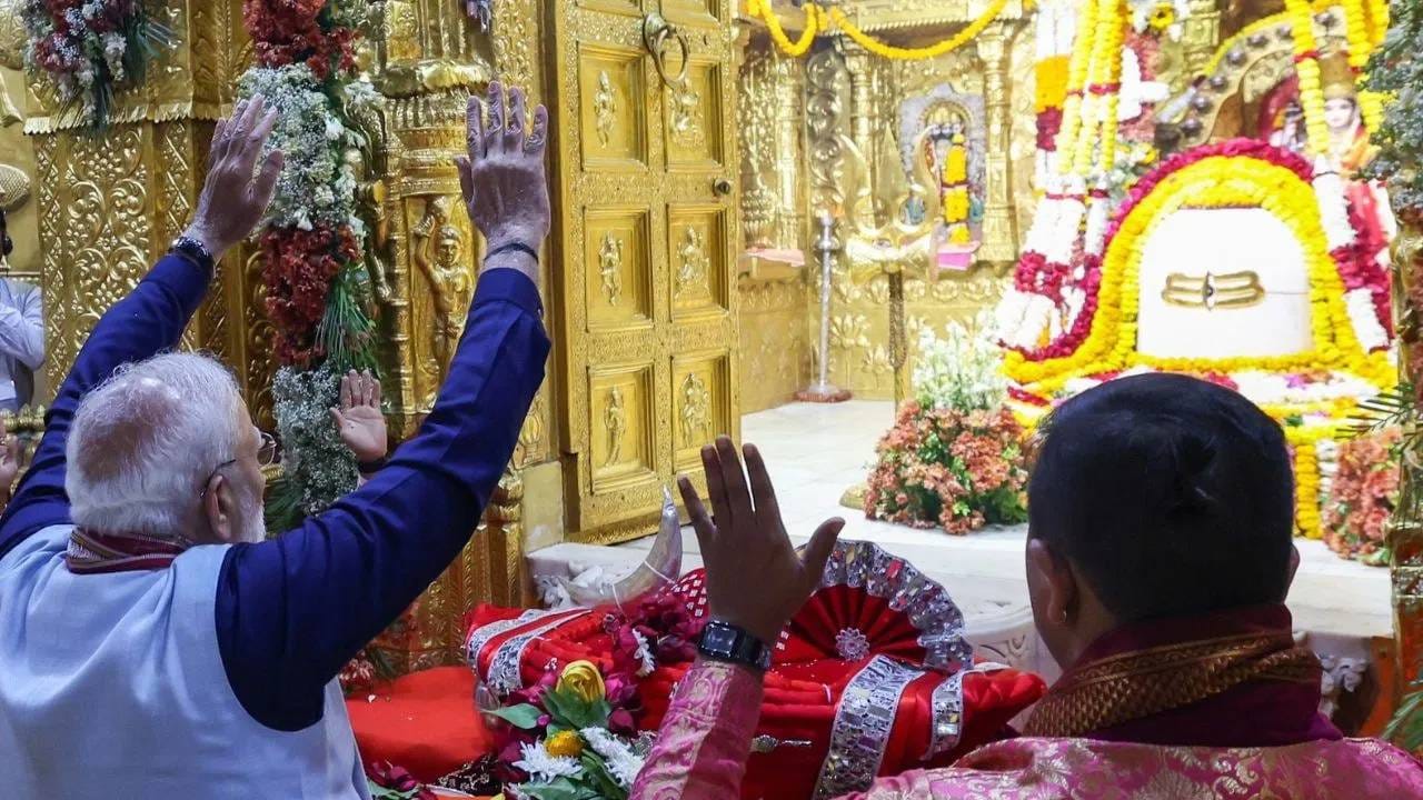 ಪ್ರಧಾನಿ ಮೋದಿ ಅವರು ಸೋಮನಾಥ ದೇವಾಲಯದಲ್ಲಿ ಪೂಜೆ ಸಲ್ಲಿಸಿ ಶಿವಲಿಂಗಕ್ಕೆ ನೀರು ಅರ್ಪಿಸಿದರು. ಜ್ಯೋತಿರ್ಲಿಂಗಕ್ಕೆ ಹೂವುಗಳನ್ನು ಅರ್ಪಿಸಿ ಅದರಿಂದ ಅಭಿಷೇಕಾಮೃತ (ಪವಿತ್ರ ಜಲ ಪ್ರತಿಷ್ಠಾಪನೆ) ಮಾಡಿದರು. ಅವರು ಸುಮಾರು 30 ನಿಮಿಷಗಳ ಕಾಲ ದೇವಾಲಯದಲ್ಲಿ ಕಾಲ ಕಳೆದರು.