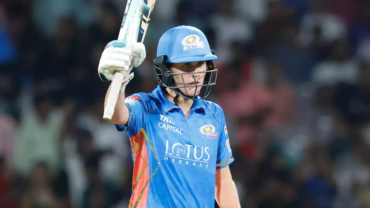 ವಡೋದರಾದಲ್ಲಿ ನಡೆದ ವುಮೆನ್ಸ್ ಪ್ರೀಮಿಯರ್ ಲೀಗ್​ನ 16ನೇ ಪಂದ್ಯದಲ್ಲಿ ಟಾಸ್ ಗೆದ್ದ ಆರ್​ಸಿಬಿ ಬೌಲಿಂಗ್ ಆಯ್ದುಕೊಂಡಿತು. ಅದರಂತೆ ಮೊದಲು ಬ್ಯಾಟ್ ಮಾಡಿದ ಮುಂಬೈ ಇಂಡಿಯನ್ಸ್ ಪರ ನ್ಯಾಟ್ ಸೀವರ್ ಬ್ರಂಟ್ ಅಜೇಯ ಶತಕ ಬಾರಿಸಿದರು. ಈ ಶತಕದ ನೆರವಿನೊಂದಿಗೆ ಮುಂಬೈ ಇಂಡಿಯನ್ಸ್ 20 ಓವರ್​ಗಳಲ್ಲಿ 199 ರನ್ ಕಲೆಹಾಕಿತು.