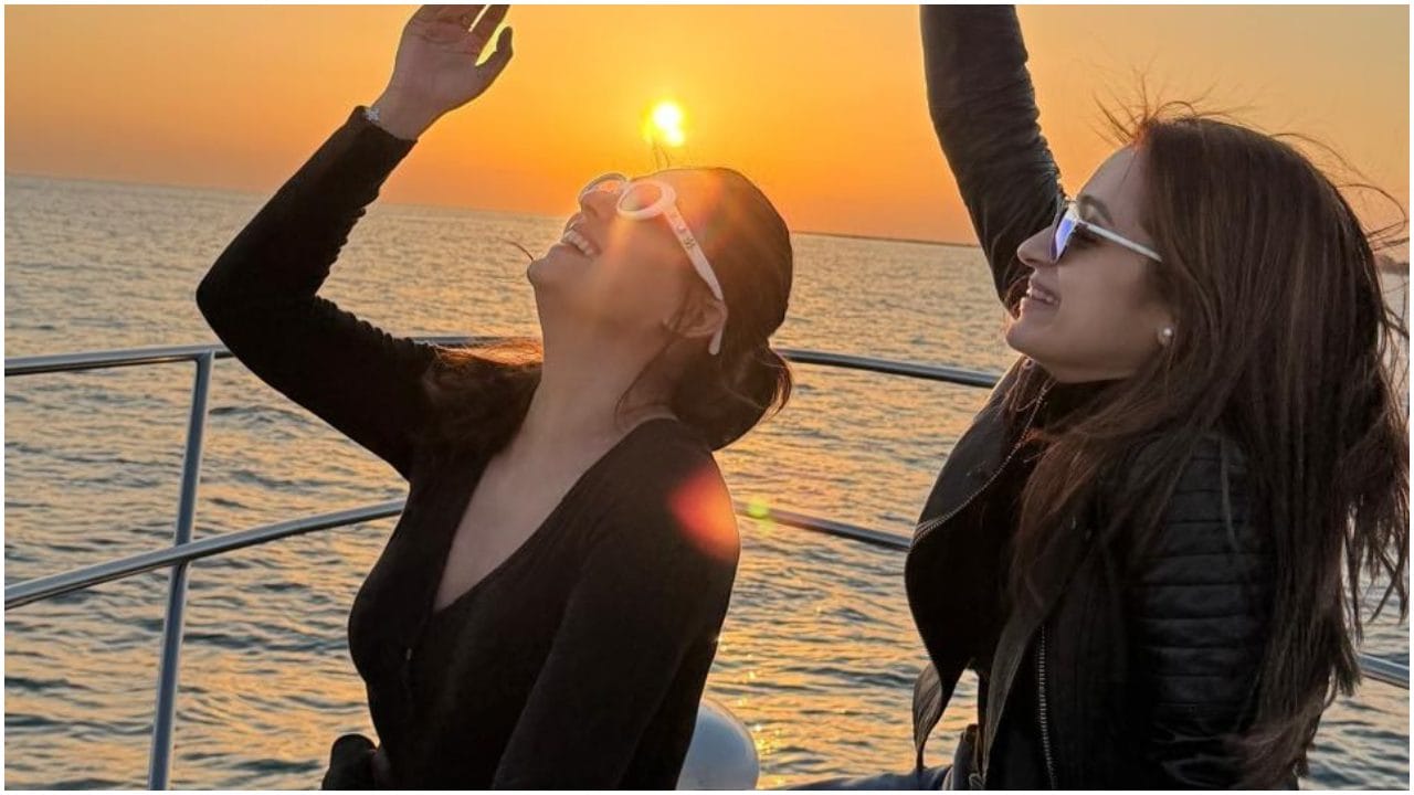 ಸಾಮಾನ್ಯವಾಗಿ ಎರಡು ಸ್ಟಾರ್ ಹೀರೋಯಿನ್​ಗಳು ಒಟ್ಟಿಗೆ ಸೇರೋದು ಕಡಿಮೆ. ಈ ರೀತಿ ಸೇರಿದರೂ ಅದು ಸಿನಿಮಾ ವೇದಿಕೆ ಮೇಲೆ ಆಗಿರುತ್ತದೆ. ಆದರೆ, ನಯನತಾರಾ ಹಾಗೂ ತ್ರಿಶಾ ಅವರು ಈ ವಿಷಯದಲ್ಲಿ ಭಿನ್ನವಾಗಿ ಕಾಣಿಸಿಕೊಂಡಿದ್ದಾರೆ ಅನ್ನೋದು ವಿಶೇಷ.