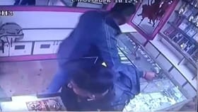 ಬೆಂಗಳೂರಿನಲ್ಲಿಲ್ಲೂ ಗನ್​ ತೋರಿಸಿ ಬಂಗಾರದ ಅಂಗಡಿ ದರೋಡೆ