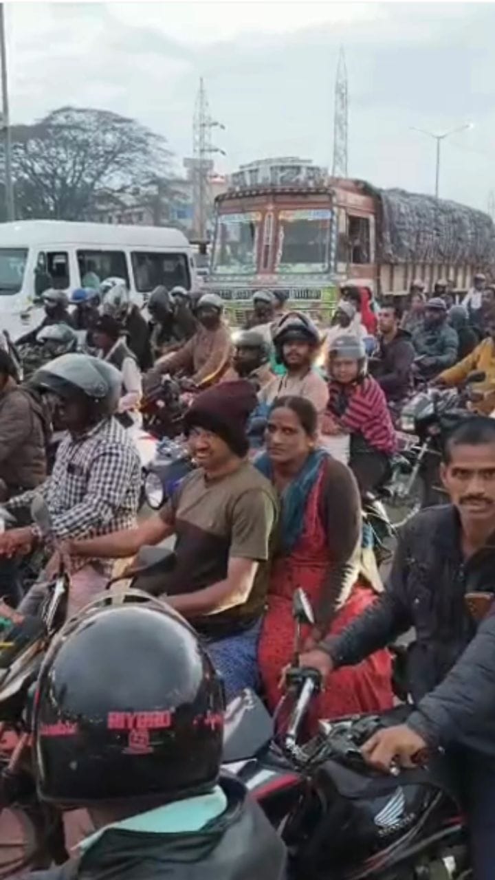 ನೆಲಮಂಗಲ-ಕುಣಿಗಲ್ ರಸ್ತೆಯಲ್ಲಿ 4 ಕಿ.ಮೀ. ಟ್ರಾಫಿಕ್​​ ಜಾಮ್​​