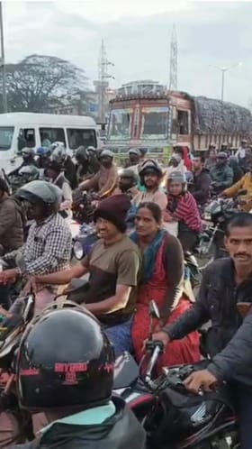 ನೆಲಮಂಗಲ-ಕುಣಿಗಲ್ ರಸ್ತೆಯಲ್ಲಿ 4 ಕಿ.ಮೀ. ಟ್ರಾಫಿಕ್​​ ಜಾಮ್​​