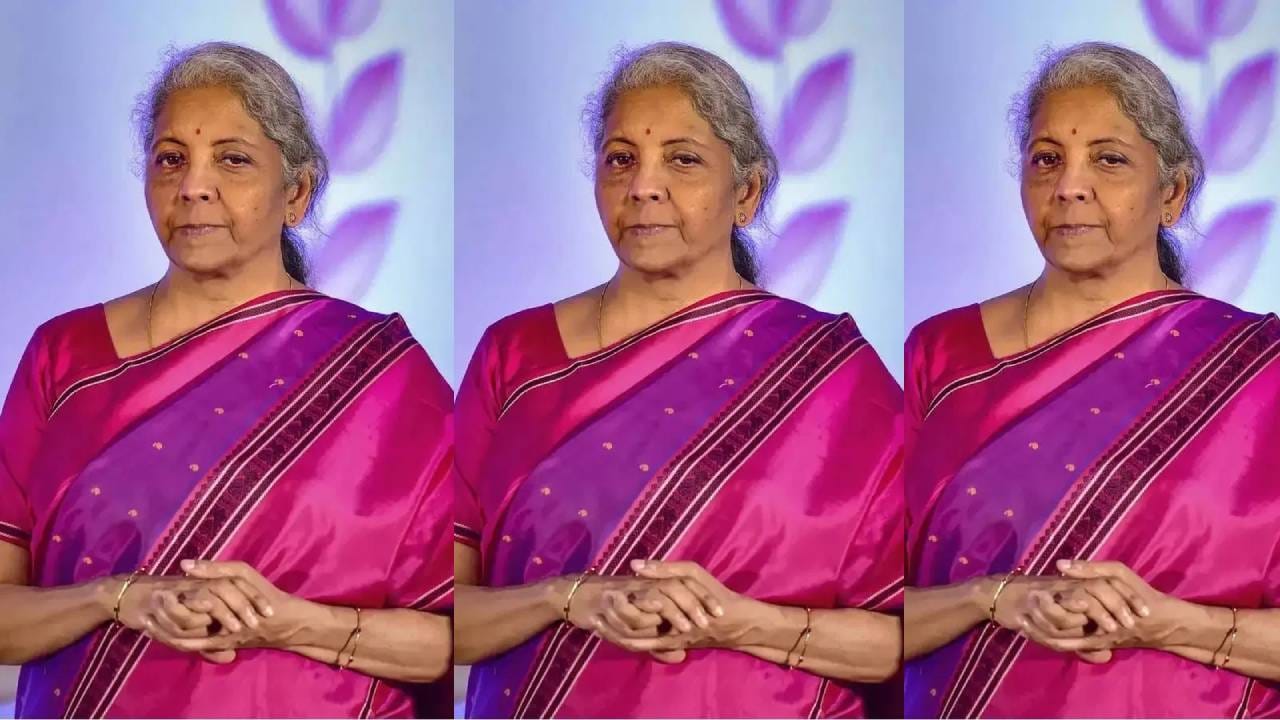 ಕೇಂದ್ರ ಹಣಕಾಸು ಸಚಿವೆ ನಿರ್ಮಲಾ ಸೀತಾರಾಮನ್ ಅವರು ಇದೀಗಾ ಸತತ 9 ಬಜೆಟ್ಗಳನ್ನು ಮಂಡಿಸುವ ಮೂಲಕ ದಾಖಲೆ ನಿರ್ಮಿಸಿದ್ದಾರೆ. ಸತತ ಒಂಬತ್ತು ಬಾರಿ ಬಜೆಟ್ ಮಂಡನೆ ಮಾಡಿದ ಮೊಟ್ಟ ಮೊದಲ ಭಾರತೀಯ ವ್ಯಕ್ತಿ ಎಂಬ ಹೆಗ್ಗಳಿಗೆ ಅವರಿಗಿದೆ.