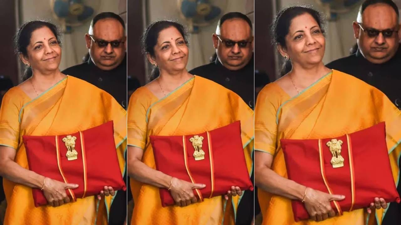 2020-21ರ ತಮ್ಮ ಎರಡನೇ ಬಜೆಟ್ನಲ್ಲಿ ನಿರ್ಮಲಾ ಸೀತಾರಾಮನ್ ಅವರು ಹಳದಿ ಮತ್ತು ನೀಲಿ ಬಣ್ಣದ ಅಂಚಿನ ರೇಷ್ಮೆ ಸೀರೆಯನ್ನುಂಟು ಗಮನ ಸೆಳೆದಿದ್ದಾರೆ. ಈ ಸಮಯದಲ್ಲಿ ಹೆಲ್ತ್ಕೇರ್, ಸ್ವಚ್ಛ ಭಾರತ್ ಮಿಷನ್, ಮನೆಗಳಿಗೆ ಕೊಳವೆ ನೀರು ಇತ್ಯಾದಿ ಯೋಜನೆಗಳಿಗೆ ಹೇರಳ ಅನುದಾನ ಬಿಡುಗಡೆ ಮಾಡಿದರು.