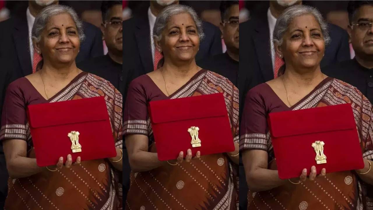 2022-23ರ ಬಜೆಟ್: ಕೋವಿಡ್ನಿಂದ ಅಧಃಪತನಕ್ಕೆ ಇಳಿದಿದ್ದ ಆರ್ಥಿಕತೆಗೆ ಚೇತರಿಕೆ ತುಂಬ ಪ್ರಯತ್ನ ಈ ಬಜೆಟ್ನಲ್ಲೂ ಮುಂದುವರಿಯಿತು. ಈ ಬಜೆಟ್ ಮಂಡನೆ ವೇಳೆ ಒಡಿಶಾದ ಗಂಜಾಂ ಜಿಲ್ಲೆಯಲ್ಲಿ ಕೈಮಗ್ಗದಲ್ಲಿ ನೇಯ್ದ ಬೊಮ್ಮೆ ಸೀರೆಯನ್ನು ನಿರ್ಮಲಾ ಸೀತಾರಾಮನ್ ತೊಟ್ಟಿದ್ದರು.