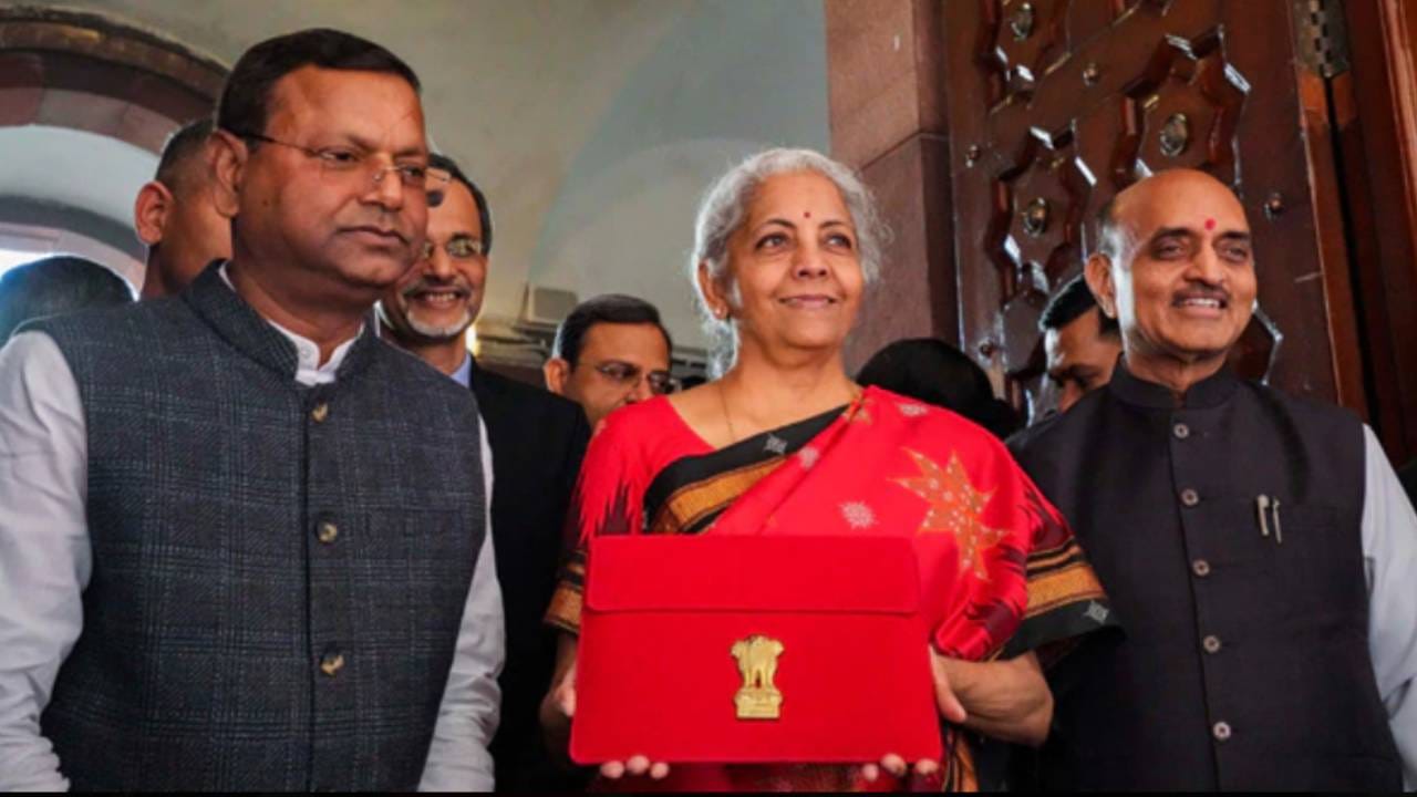 2023-24ರ ಬಜೆಟ್: ಕರ್ನಾಟಕದಿಂದ ರಾಜ್ಯಸಭಾ ಸಂಸದೆಯಾಗಿ ಹಣಕಾಸು ಸಚಿವೆಯಾಗಿದ್ದ ನಿರ್ಮಲಾ ಸೀತಾರಾಮನ್ ಅವರು ಈ ಬಾರಿಯ ಬಜೆಟ್ನಲ್ಲಿ ಕರ್ನಾಟಕದ ಖ್ಯಾತ ಇಳಕಲ್ ಸೀರೆ ತೊಟ್ಟು ಬಜೆಟ್ ಮಂಡಿಸಿದ್ದು ವಿಶೇಷ.