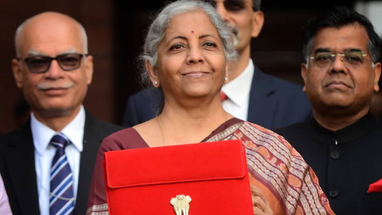 2022-23ರ ಬಜೆಟ್: ಕೋವಿಡ್ನಿಂದ ಅಧಃಪತನಕ್ಕೆ ಇಳಿದಿದ್ದ ಆರ್ಥಿಕತೆಗೆ ಚೇತರಿಕೆ ತುಂಬ ಪ್ರಯತ್ನ ಈ ಬಜೆಟ್ನಲ್ಲೂ ಮುಂದುವರಿಯಿತು. ಬಿಟ್ಕಾಯಿನ್ ಇತ್ಯಾದಿ ವರ್ಚುವಲ್ ಡಿಜಿಟಲ್ ಅಸೆಟ್ಗಳಿಗೆ ಶೇ. 30 ಇನ್ಕಮ್ ಟ್ಯಾಕ್ಸ್ ಹಾಕಿದರು. ಆ ವರ್ಷ ಸರ್ಕಾರಕ್ಕೆ 1.4 ಲಕ್ಷ ಕೋಟಿ ರೂ ಜಿಎಸ್ಟಿ ಸಂಗ್ರಹವಾಗಿ ಹೊಸ ದಾಖಲೆಯೇ ಎನಿಸಿತು. ಇನ್ಫ್ರಾಸ್ಟ್ರಕ್ಚರ್ಗೆ ಶಕ್ತಿ ತುಂಬಿದರು.