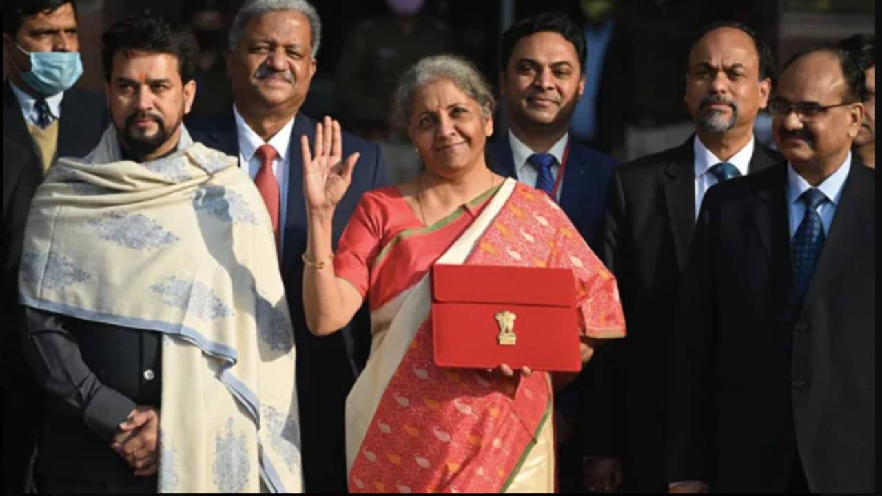 2021-22ರ ಬಜೆಟ್: ಕೋವಿಡ್ನಿಂದ ಜರ್ಝರಿತಗೊಳ್ಳುತ್ತಿದ್ದ ಸಂದರ್ಭದಲ್ಲಿ ಮಂಡನೆಯಾದ ಬಜೆಟ್ನಲ್ಲಿ ನಿರ್ಮಲಾ ಸೀತಾರಾಮನ್ ಅವರು ಆರೋಗ್ಯ ಕ್ಷೇತ್ರಕ್ಕೆ ಹೇರಳ ಹಣ ಮೀಸಲಿಟ್ಟರು. ಆರ್ಥಿಕತೆಗೆ ಚೇತರಿಕೆ ತುಂಬಲು ಹಲವು ಕ್ರಮ ಪ್ರಕಟಿಸಿದರು.