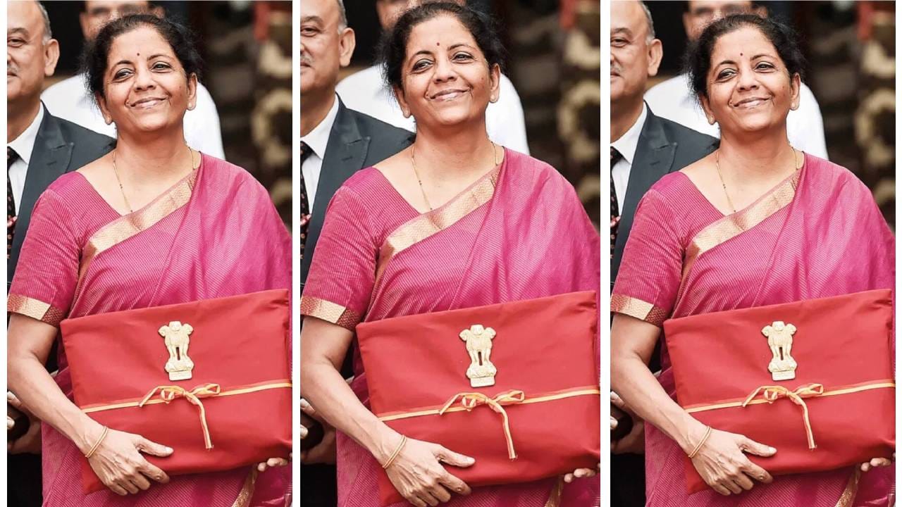 2019-20ರ ಬಜೆಟ್: ಮೋದಿ 3.0 ಸರ್ಕಾರದಲ್ಲಿ ಹಣಕಾಸು ಮಂತ್ರಿ ಹೊಣೆ ಪಡೆದ ನಿರ್ಮಲಾ ಸೀತಾರಾಮನ್ ಅವರಿಗೆ ಮೊದಲ ಬಜೆಟ್ ಮಂಡನೆ ಇದಾಗಿದೆ. ತನ್ನ ಮೊದಲ ಬಜೆಟ್ಗೆ ಸ್ಥಿರತೆ ಮತ್ತು ಗಂಭೀರತೆಯ ಸಂಕೇತವಾಗಿರುವ ಗುಲಾಬಿ ಬಣ್ಣದ ಸೀರೆ ಉಟ್ಟಿದ್ದರು. ಇದು ಆಂಧ್ರಪ್ರದೇಶದ ಮಂಗಳಗಿರಿ ಕಾಟನ್ ಮತ್ತು ರೇಷ್ಮೆ ಮಿಶ್ರಿತ ಗೋಲ್ಡನ್ ಕಲರ್ ಬಾರ್ಡರ್ ಅನ್ನು ಹೊಂದಿದೆ.