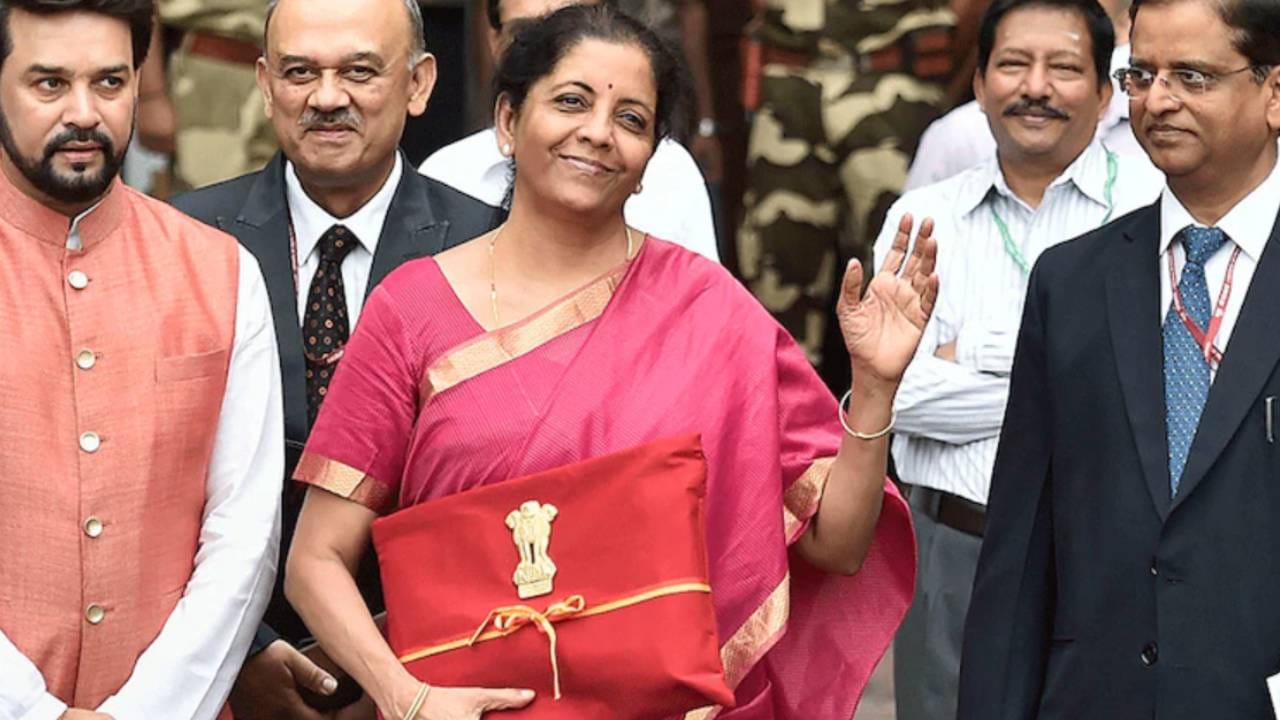 2019-20ರ ಬಜೆಟ್: ಮೋದಿ 3.0 ಸರ್ಕಾರದಲ್ಲಿ ಹಣಕಾಸು ಮಂತ್ರಿ ಹೊಣೆ ಪಡೆದ ನಿರ್ಮಲಾ ಸೀತಾರಾಮನ್ ಅವರಿಗೆ ಮೊದಲ ಬಜೆಟ್ ಮಂಡನೆ. ಕುಂಠಿತ ಆರ್ಥಿಕ ಪ್ರಗತಿ, ಅಧಿಕ ನಿರುದ್ಯೋಗ, ಅನುಭೋಗದಲ್ಲಿ ಇಳಿಕೆ ಇತ್ಯಾದಿ ಆರ್ಥಿಕ ಸವಾಲುಗಳ ಸಂದರ್ಭದಲ್ಲಿ ಬಜೆಟ್ ರೂಪಿಸುವ ಸವಾಲು ಅವರದ್ದಾಗಿತ್ತು. ಬಂಡವಾಳ ಹಿಂತೆಗೆತ, ಅಧಿಕ ಟ್ಯಾಕ್ಸ್ ಸರ್ಚಾರ್ಜ್ ಇತ್ಯಾದಿ ಕ್ರಮಗಳಿಂದ ಆದಾಯ ಹೆಚ್ಚಳಕ್ಕೆ ಕ್ರಮ ತೆಗೆದುಕೊಂಡರು. ಮುಂದಿನ ಐದು ವರ್ಷಕ್ಕೆ ಹಲವು ಲಕ್ಷ ಕೋಟಿ ರೂಗಳ ಹೂಡಿಕೆ ಯೋಜನೆ ಪ್ರಕಟಿಸಿದರು. ಬಜೆಟ್ ಪತ್ರವನ್ನು ಸೂಟ್ಕೇಸ್ನಲ್ಲಿ ಕೊಂಡೊಯ್ಯುವ ಸಂಪ್ರದಾಯ ಮುರಿದು, ಸಾಂಪ್ರದಾಯಿಕ ಚೀಲದಲ್ಲಿ ಮುಂಗಡಪತ್ರ ಒಯ್ದರು.