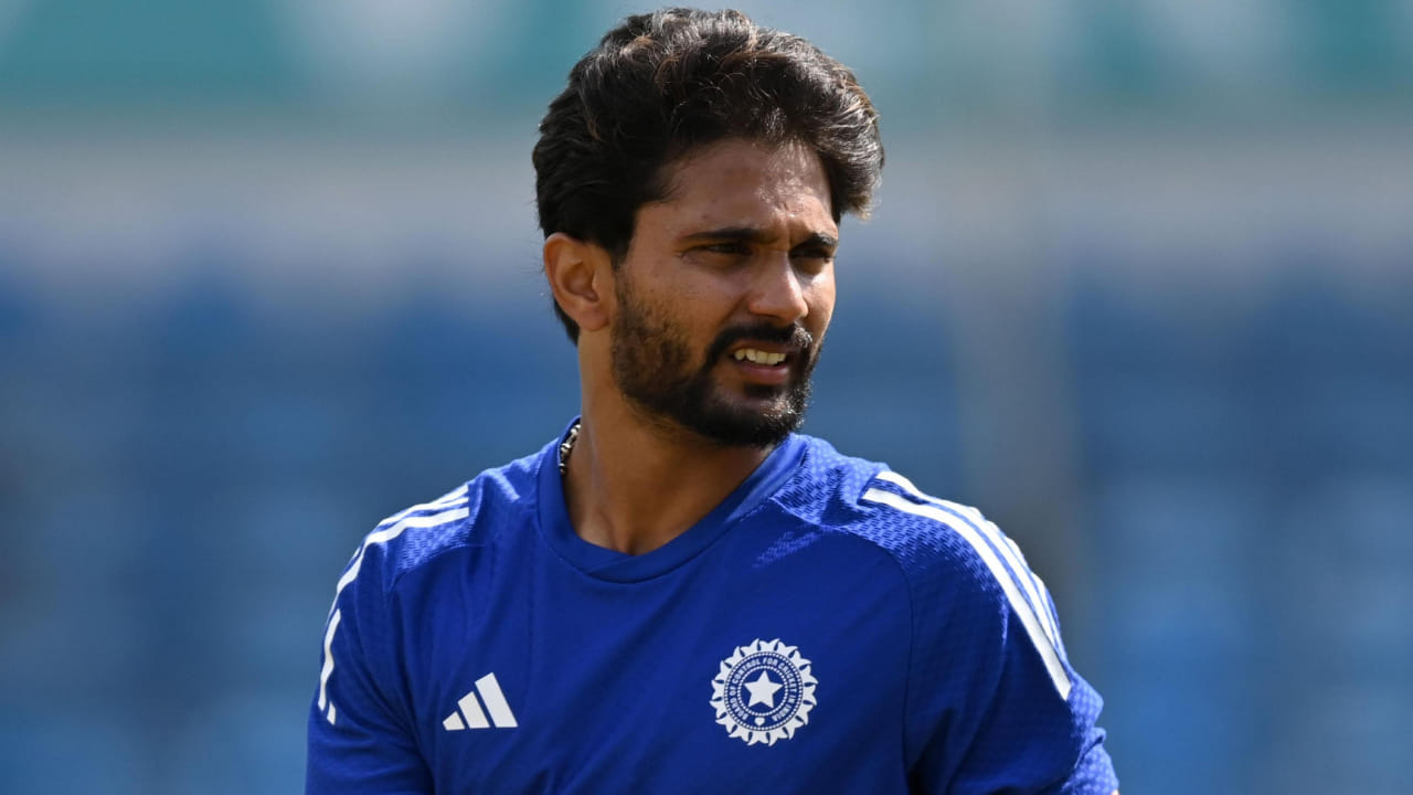 ವರದಿಗಳ ಪ್ರಕಾರ, ಟೀಂ ಇಂಡಿಯಾದಲ್ಲಿ ಸ್ಥಾನ ಪಡೆದಿದ್ದರೂ, ದೆಹಲಿ ನಾಯಕ ಆಯುಷ್ ಬದೋನಿ ತಮ್ಮ ಅಂತರರಾಷ್ಟ್ರೀಯ ಚೊಚ್ಚಲ ಪಂದ್ಯಕ್ಕಾಗಿ ಕಾಯಬೇಕಾಗುತ್ತದೆ. ಎರಡನೇ ಪಂದ್ಯದಲ್ಲಿ ಆಯುಷ್ಗೆ ಆಡುವ ಅವಕಾಶ ಸಿಗುವ ಸಾಧ್ಯತೆಗಳಿಲ್ಲ. ತಂಡದ ಆಡಳಿತ ಮಂಡಳಿಯು ಬಡೋನಿಗಿಂತ ಯುವ ಆಲ್ರೌಂಡರ್ ನಿತೀಶ್ ಕುಮಾರ್ ರೆಡ್ಡಿ ಅವರಿಗೆ ಆದ್ಯತೆ ನೀಡಲಿದೆ ಎಂದು ವರದಿಯಾಗಿದ್ದು, ಮುಂದಿನ ಏಕದಿನ ಪಂದ್ಯದಲ್ಲಿ ಅವರು ಆಡುವುದನ್ನು ಕಾಣಬಹುದು.