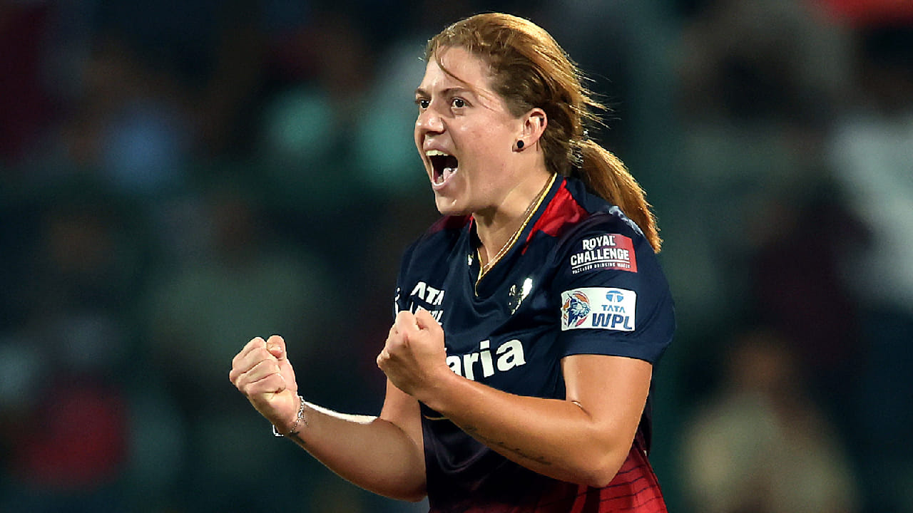 ವಡೋದರಾದ ಬಿಸಿಎ ಸ್ಟೇಡಿಯಂನಲ್ಲಿ ನಡೆದ ವುಮೆನ್ಸ್ ಪ್ರೀಮಿಯರ್ ಲೀಗ್ನ 18ನೇ ಪಂದ್ಯದಲ್ಲಿ 4 ಓವರ್ಗಳನ್ನು ಎಸೆದಿದ್ದ ನಾಡಿನ್ ಡಿ ಕರ್ಕ್ ಕೇವಲ 22 ರನ್ ಮಾತ್ರ ನೀಡಿದ್ದರು. ಅಷ್ಟೇ ಅಲ್ಲದೆ ಯುಪಿ ವಾರಿಯರ್ಸ್ ತಂಡದ ನಾಲ್ವರು ಬ್ಯಾಟರ್ಗಳನ್ನು ಔಟ್ ಮಾಡಿದ್ದರು.