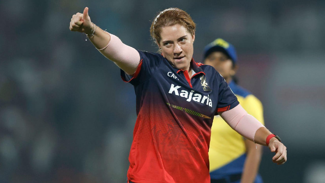 ಇದೀಗ ಈ ದಾಖಲೆಯನ್ನು ಅಳಿಸಿ ಹಾಕುವಲ್ಲಿ ಸೌತ್ ಆಫ್ರಿಕಾ ಆಟಗಾರ್ತಿ ಯಶಸ್ವಿಯಾಗಿದ್ದಾರೆ. ಈ ಬಾರಿ ಆರ್ಸಿಬಿ ಪರ 8 ಪಂದ್ಯಗಳನ್ನಾಡಿರುವ ನಾಡಿನ್ ಡಿ ಕ್ಲರ್ಕ್ ಒಟ್ಟು 15 ವಿಕೆಟ್ ಕಬಳಿಸುವ ಮೂಲಕ ಹೊಸ ಇತಿಹಾಸವನ್ನು ನಿರ್ಮಿಸಿದ್ದಾರೆ.