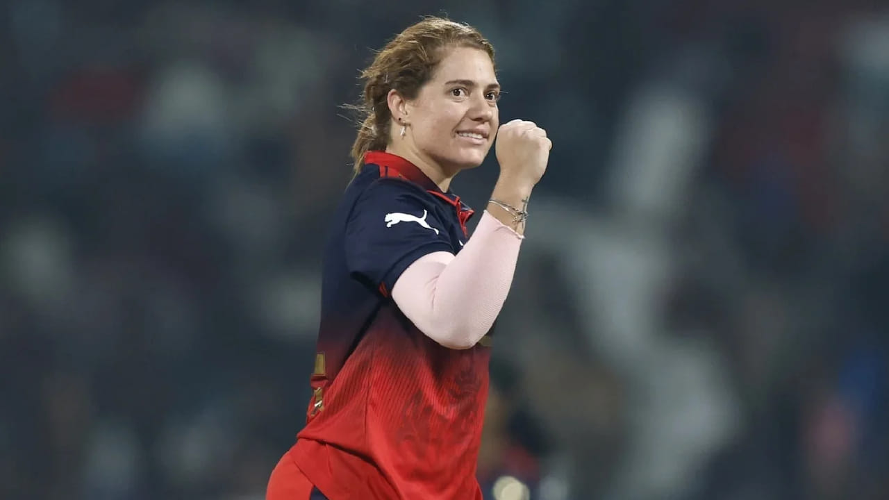 ಈ ನಾಲ್ಕು ವಿಕೆಟ್ಗಳೊಂದಿಗೆ ನಾಡಿನ್ ಡಿ ಕ್ಲರ್ಕ್ ಈ ಬಾರಿಯ ಸೀಸನ್ನಲ್ಲಿ ಒಟ್ಟು 15 ವಿಕೆಟ್ಗಳ ಸಾಧನೆ ಮಾಡಿದ್ದಾರೆ. ಈ ಮೂಲಕ ರಾಯಲ್ ಚಾಲೆಂಜರ್ಸ್ ಬೆಂಗಳೂರು ಪರ ಒಂದೇ ಸೀಸನ್ನಲ್ಲಿ ಅತ್ಯಧಿಕ ವಿಕೆಟ್ ಕಬಳಿಸಿದ ಬೌಲರ್ ಎಂಬ ಹೆಗ್ಗಳಿಕೆಯನ್ನು ತಮ್ಮದಾಗಿಸಿಕೊಂಡಿದ್ದಾರೆ.