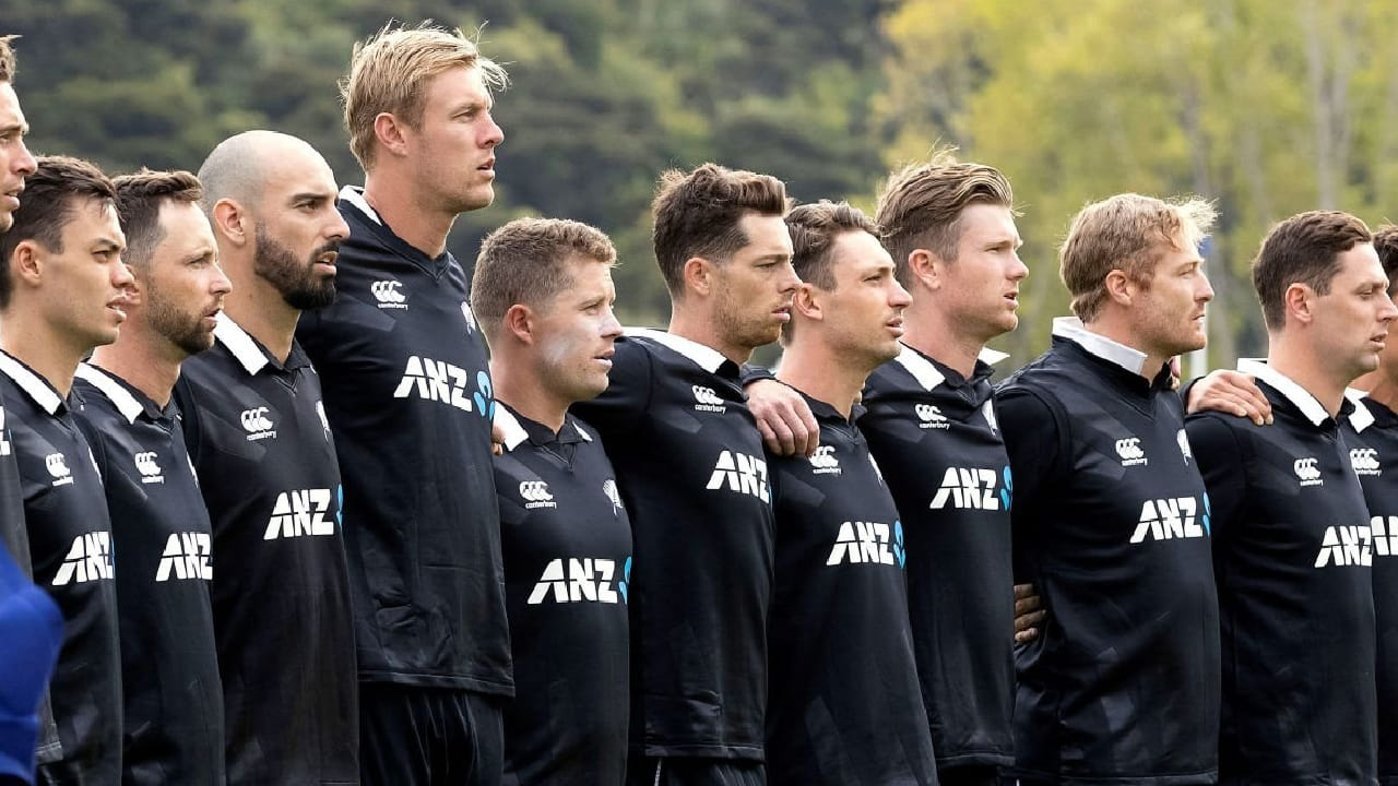 ನ್ಯೂಝಿಲೆಂಡ್ ಟಿ20 ತಂಡ: ಮಿಚೆಲ್ ಸ್ಯಾಂಟ್ನರ್ (ನಾಯಕ), ಮೈಕೆಲ್ ಬ್ರೇಸ್‌ವೆಲ್, ಮಾರ್ಕ್ ಚಾಪ್ಮನ್, ಡೆವೊನ್ ಕಾನ್ವೆ (ವಿಕೆಟ್ ಕೀಪರ್), ಜೇಕಬ್ ಡಫಿ, ಝ್ಯಾಕ್ ಫೌಲ್ಕ್ಸ್, ಮ್ಯಾಟ್ ಹೆನ್ರಿ, ಕೈಲ್ ಜೇಮಿಸನ್, ಬೆವೊನ್ ಜೇಕಬ್ಸ್, ಡೇರಿಲ್ ಮಿಚೆಲ್, ಜೇಮ್ಸ್ ನೀಶಮ್, ಗ್ಲೆನ್ ಫಿಲಿಪ್ಸ್, ರಚಿನ್ ರವೀಂದ್ರ, ಟಿಮ್ ರಾಬಿನ್ಸನ್, ಇಶ್ ಸೋಧಿ.