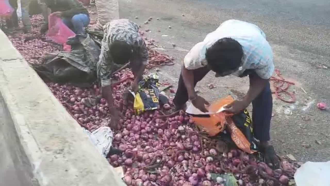ಮಾಕಳಿ ಬಳಿ ಸರಣಿ ಅಪಘಾತ: ಬೈಕ್ ಸವಾರ ಸ್ಥಳದಲ್ಲೇ ಮೃತಪಟ್ಟರೂ ಲೆಕ್ಕಿಸದೆ ಮೂಟೆಗಳಲ್ಲಿ ಈರುಳ್ಳಿ ತುಂಬಿಕೊಂಡು ಹೋದ ಜನ! ಮಾಕಳಿ ಬಳಿ ಸರಣಿ ಅಪಘಾತ: ಬೈಕ್ ಸವಾರ ಸ್ಥಳದಲ್ಲೇ ಮೃತಪಟ್ಟರೂ ಲೆಕ್ಕಿಸದೆ ಮೂಟೆಗಳಲ್ಲಿ ಈರುಳ್ಳಿ ತುಂಬಿಕೊಂಡು ಹೋದ ಜನ!
