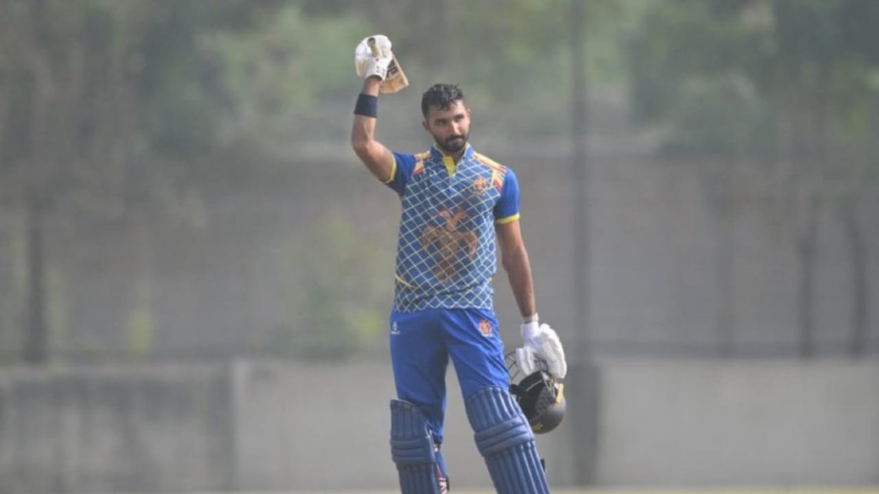 ಪ್ರಸ್ತುತ ಈ ಟೂರ್ನಿಯಲ್ಲಿ ಆಡಿರುವ 6 ಪಂದ್ಯಗಲ್ಲಿ 600 ಕ್ಕೂ ಅಧಿಕ ರನ್ ಕಲೆಹಾಕಿರುವ ಪಡಿಕ್ಕಲ್, ವಿಜಯ್ ಹಜಾರೆ ಟ್ರೋಫಿಯ ಮೂವರು ಆವೃತ್ತಿಗಳಲ್ಲಿ 600 ಕ್ಕೂ ಹೆಚ್ಚು ರನ್ ಕಲೆಹಾಕಿದ ಸಾಧನೆ ಮಾಡಿದ್ದಾರೆ. ಈ ಮೂಲಕ ಈ ಮೈಲಿಗಲ್ಲು ಸ್ಥಾಪಿಸಿದ ಭಾರತದ ಮೊದಲ ಕ್ರಿಕೆಟಿಗ ಎನಿಸಿಕೊಂಡಿದ್ದಾರೆ. ಪಡಿಕ್ಕಲ್ ಕ್ರಮವಾಗಿ 2019-20 ಆವೃತ್ತಿಯಲ್ಲಿ 609 ರನ್ ಗಳಿಸಿದ್ದರೆ, 2020-21ರಲ್ಲಿ 737 ರನ್ ಕಲೆಹಾಕಿದ್ದರು. ಪ್ರಸ್ತುತ ಆವೃತ್ತಿಯಲ್ಲಿ 605 ರನ್ ಬಾರಿಸಿದ್ದಾರೆ.