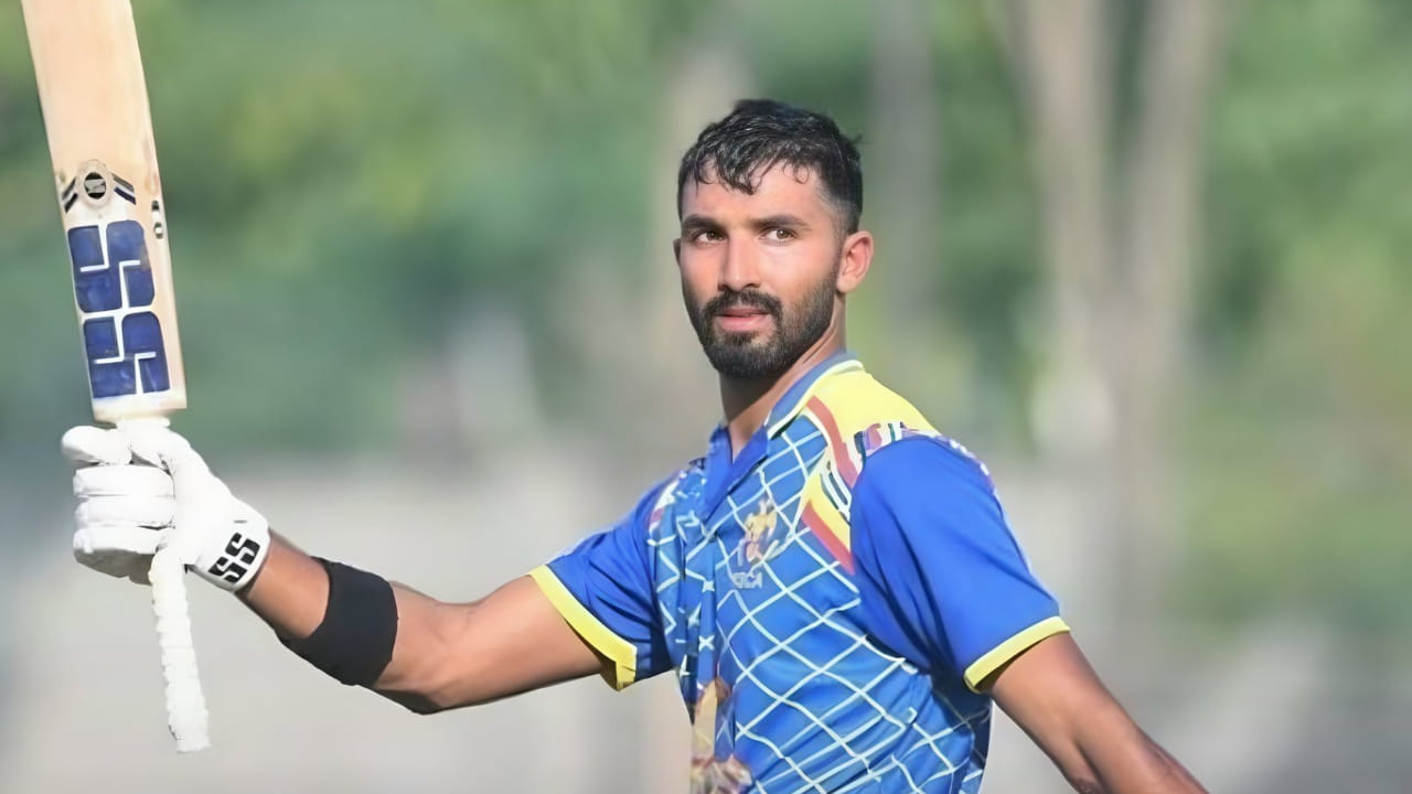 2025-26ರ ವಿಜಯ್ ಹಜಾರೆ ಟ್ರೋಫಿಯ ಮೊದಲ ಪಂದ್ಯದಲ್ಲಿ ಪಡಿಕ್ಕಲ್ ಜಾರ್ಖಂಡ್ ವಿರುದ್ಧ 147 ರನ್ ಗಳ ಸ್ಫೋಟಕ ಇನ್ನಿಂಗ್ಸ್ ಆಡಿದ್ದರು. ನಂತರ ಕೇರಳ ವಿರುದ್ಧ 124 ರನ್, ತಮಿಳುನಾಡು ವಿರುದ್ಧ 22 ರನ್ ಗಳಿಸಿ ಔಟಾಗಿದ್ದರು. ನಂತರ ಪುದುಚೇರಿ ವಿರುದ್ಧ 113 ರನ್ ಬಾರಿಸಿದರೆ, ತ್ರಿಪುರ ವಿರುದ್ಧ 108 ರನ್ ಚಚ್ಚಿದ್ದರು. ಈಗ ರಾಜಸ್ಥಾನ ವಿರುದ್ಧ 91 ರನ್ ಬಾರಿಸಿದ ಪಡಿಕ್ಕಲ್ ಒಂಬತ್ತು ರನ್ಗಳಿಂದ ಶತಕ ವಂಚಿತರಾದರು.