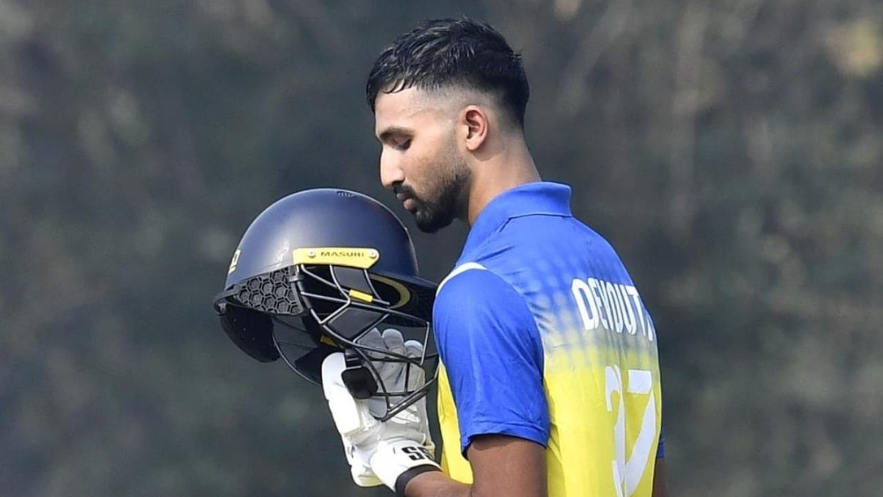 ಲಿಸ್ಟ್ ಎ ಕ್ರಿಕೆಟ್ನಲ್ಲಿ ಅತ್ಯುತ್ತಮ ಪ್ರದರ್ಶನ ನೀಡಿರುವ ಪಡಿಕ್ಕಲ್ ಈ ಸ್ವರೂಪದಲ್ಲಿ ಸುಮಾರು 84 ರ ಸರಾಸರಿಯಲ್ಲಿ 2,600 ಕ್ಕೂ ಹೆಚ್ಚು ರನ್ ಗಳಿಸಿದ್ದಾರೆ, ಇದರಲ್ಲಿ 13 ಶತಕಗಳು ಮತ್ತು 13 ಅರ್ಧಶತಕಗಳು ಸೇರಿವೆ. ಆದಾಗ್ಯೂ, ಇದರ ಹೊರತಾಗಿಯೂ, ಅವರಿಗೆ ಏಕದಿನ ತಂಡಕ್ಕೆ ಪಾದಾರ್ಪಣೆ ಮಾಡಲು ಅವಕಾಶ ಸಿಕ್ಕಿಲ್ಲ. ಈಗ, ಆಯ್ಕೆದಾರರು ಪಡಿಕ್ಕಲ್ ಅವರ ಈ ಪ್ರದರ್ಶನವನ್ನು ಎಷ್ಟು ಸಮಯದವರೆಗೆ ನಿರ್ಲಕ್ಷಿಸುತ್ತಾರೆ ಎಂಬುದನ್ನು ಕಾದು ನೋಡಬೇಕಾಗಿದೆ.