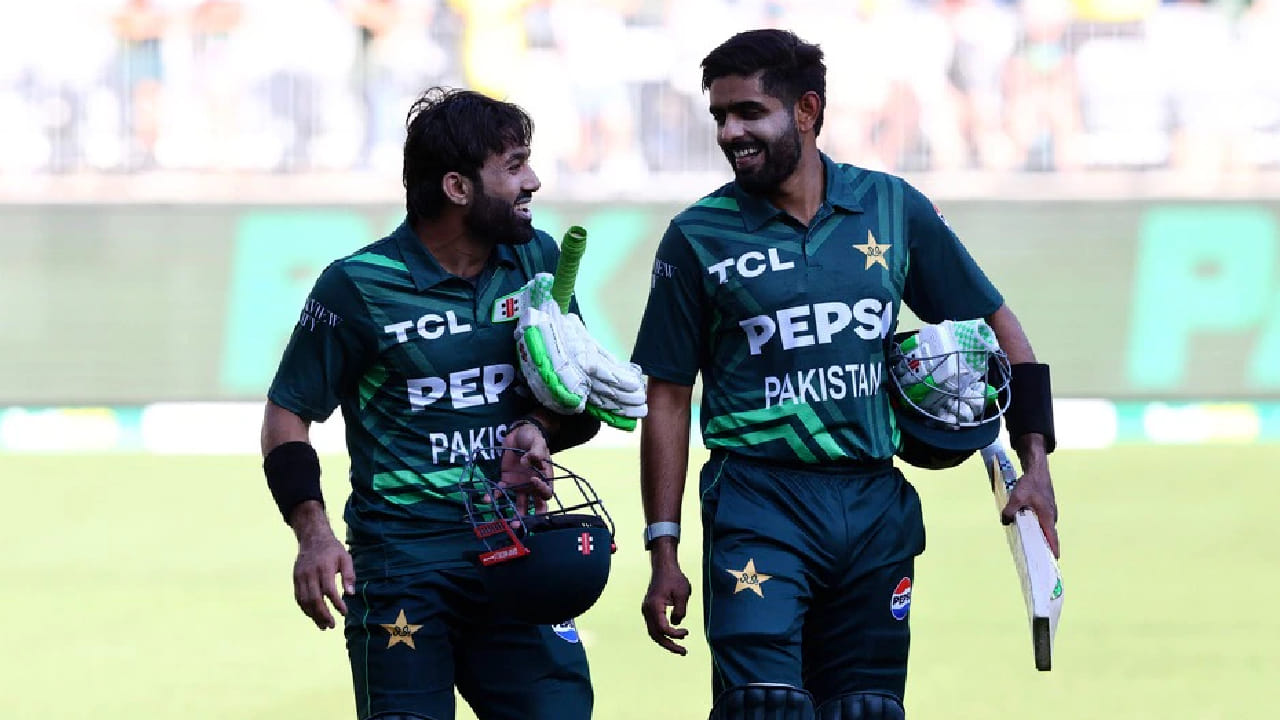 ಅಂದರೆ ಟಿ20 ಕ್ರಿಕೆಟ್​ ಇತಿಹಾಸದಲ್ಲೇ ಅತೀ ಹೆಚ್ಚು ಎಸೆತಗಳನ್ನು ಬಾಕಿಯಿರಿಸಿ 200+ ರನ್ ಚೇಸ್ ಮಾಡಿದ ವಿಶ್ವ ದಾಖಲೆ ಪಾಕಿಸ್ತಾನ್ ತಂಡದ ಹೆಸರಿನಲ್ಲಿತ್ತು. 2025 ರಲ್ಲಿ ನ್ಯೂಝಿಲೆಂಡ್ ವಿರುದ್ಧ ಪಾಕ್ ತಂಡ 24 ಎಸೆತಗಳನ್ನು ಬಾಕಿಯಿಸಿ 205 ರನ್​ಗಳನ್ನು ಚೇಸ್ ಮಾಡಿ ವಿಶ್ವ ದಾಖಲೆ ಬರೆದಿದ್ದರು.