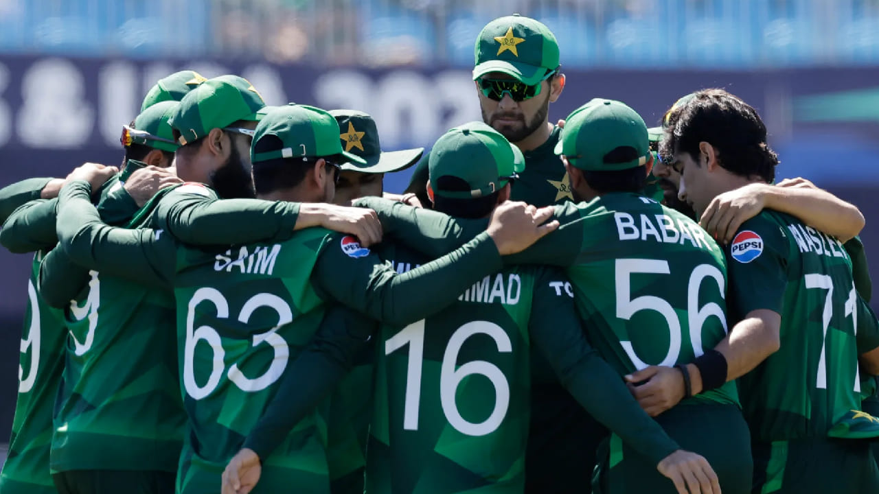 ಇವರೊಂದಿಗೆ ಆಲ್ರೌಂಡರ್ಗಳಾಗಿ ಮೊಹಮ್ಮದ್ ನವಾಝ್, ಶಾದಾಬ್ ಖಾನ್, ಫಹೀಮ್ ಅಶ್ರಫ್ ತಂಡದಲ್ಲಿದ್ದಾರೆ. ಹಾಗೆಯೇ ವೇಗಿಗಳಾಗಿ ನಸೀಮ್ ಶಾ ಇದ್ದರೆ ಪ್ರಮುಖ ಸ್ಪಿನ್ನರ್ ಆಗಿ ಅಬ್ರಾರ್ ಅಹ್ಮದ್ 15 ಸದಸ್ಯರುಗಳ ಬಳಗದಲ್ಲಿ ಸ್ಥಾನ ಪಡೆಯುವಲ್ಲಿ ಯಶಸ್ವಿಯಾಗಿದ್ದಾರೆ.